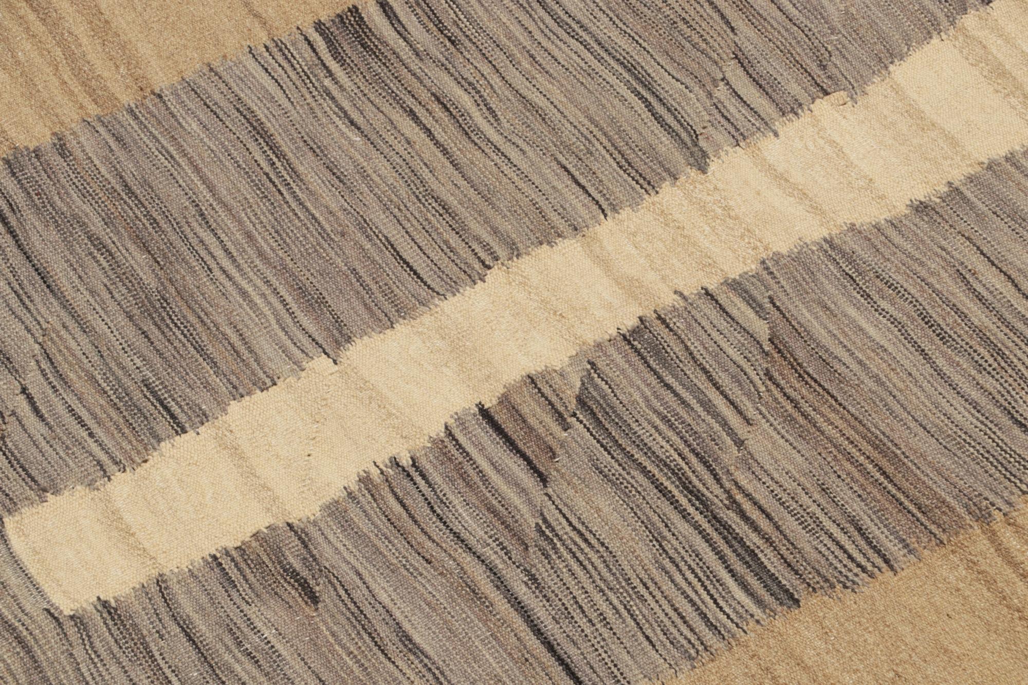 Tribal Rug & Kilim's Contemporary Persian Kilim in Grey & Beige-Brown Geometric Pattern (Kilim persan contemporain à motifs géométriques gris et beige-brun) en vente
