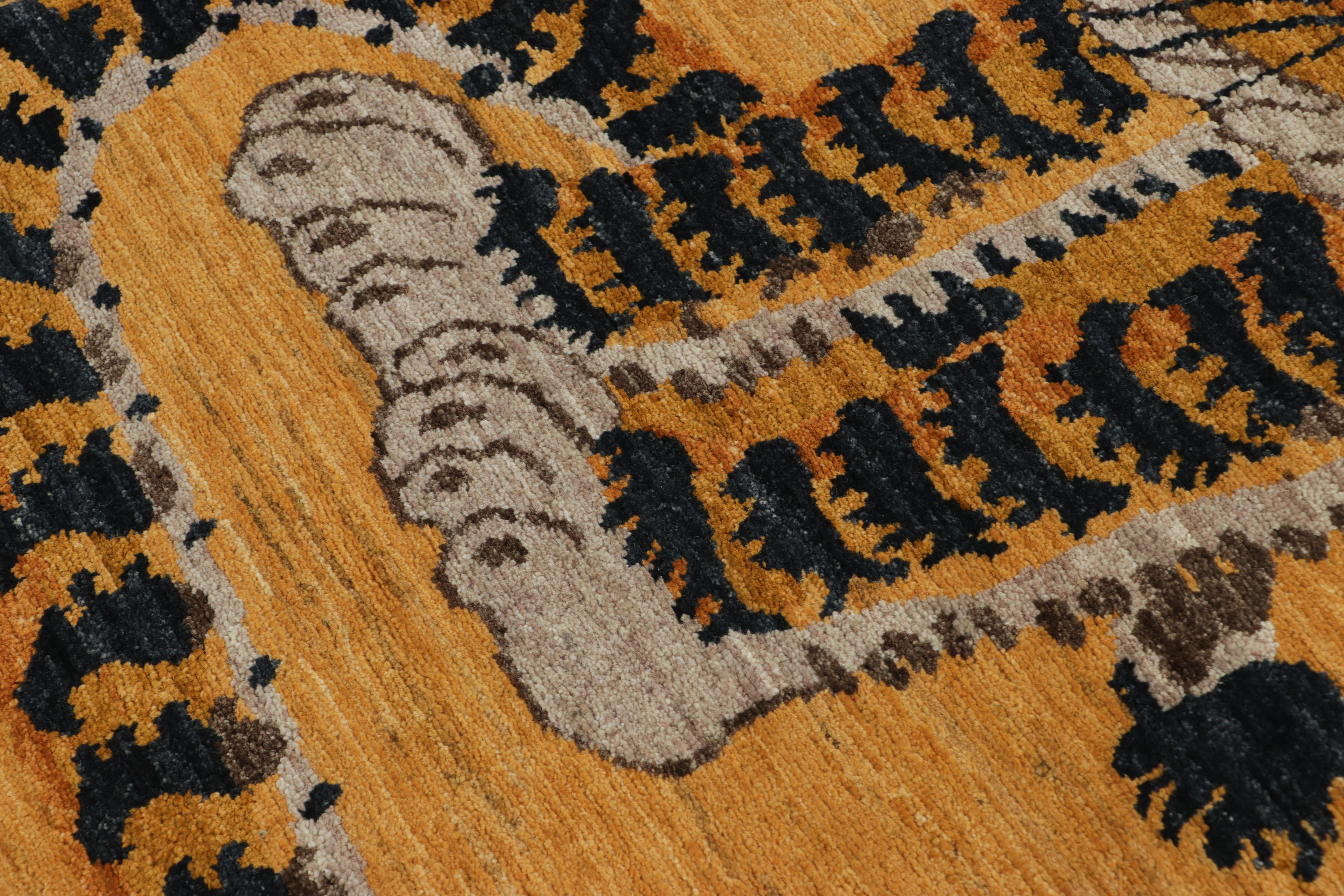 Fabriqué en laine nouée à la main, ce tapis 4x5 est un ajout intéressant à la Tiger Collection de Rug & Kilim - une collection audacieuse qui reprend certaines des images et figurines de tigres les plus historiques et les plus emblématiques de