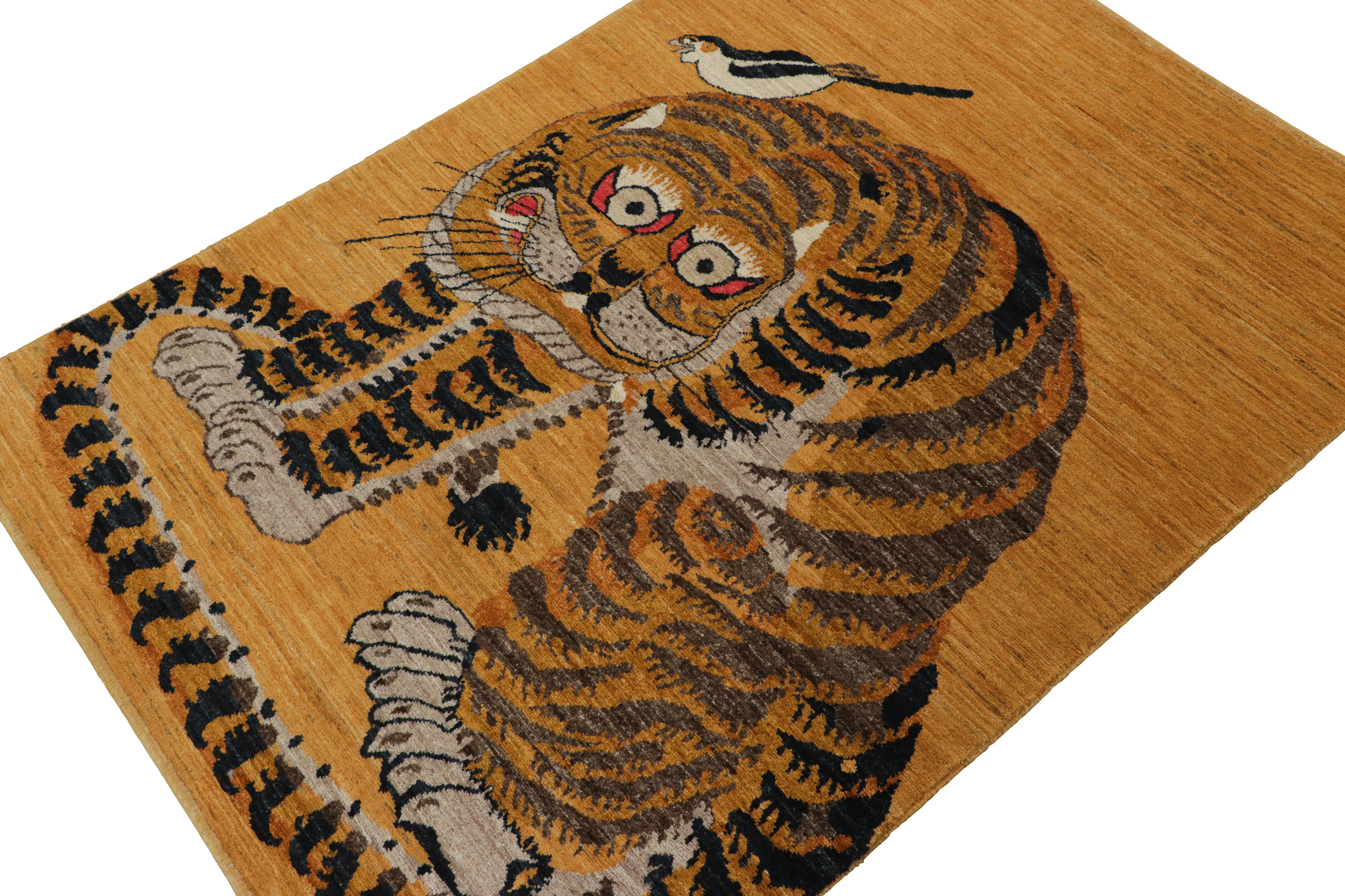 Noué à la main Tapis pictural contemporain de Rug & Kilim, motif de tigre en or et noir en vente