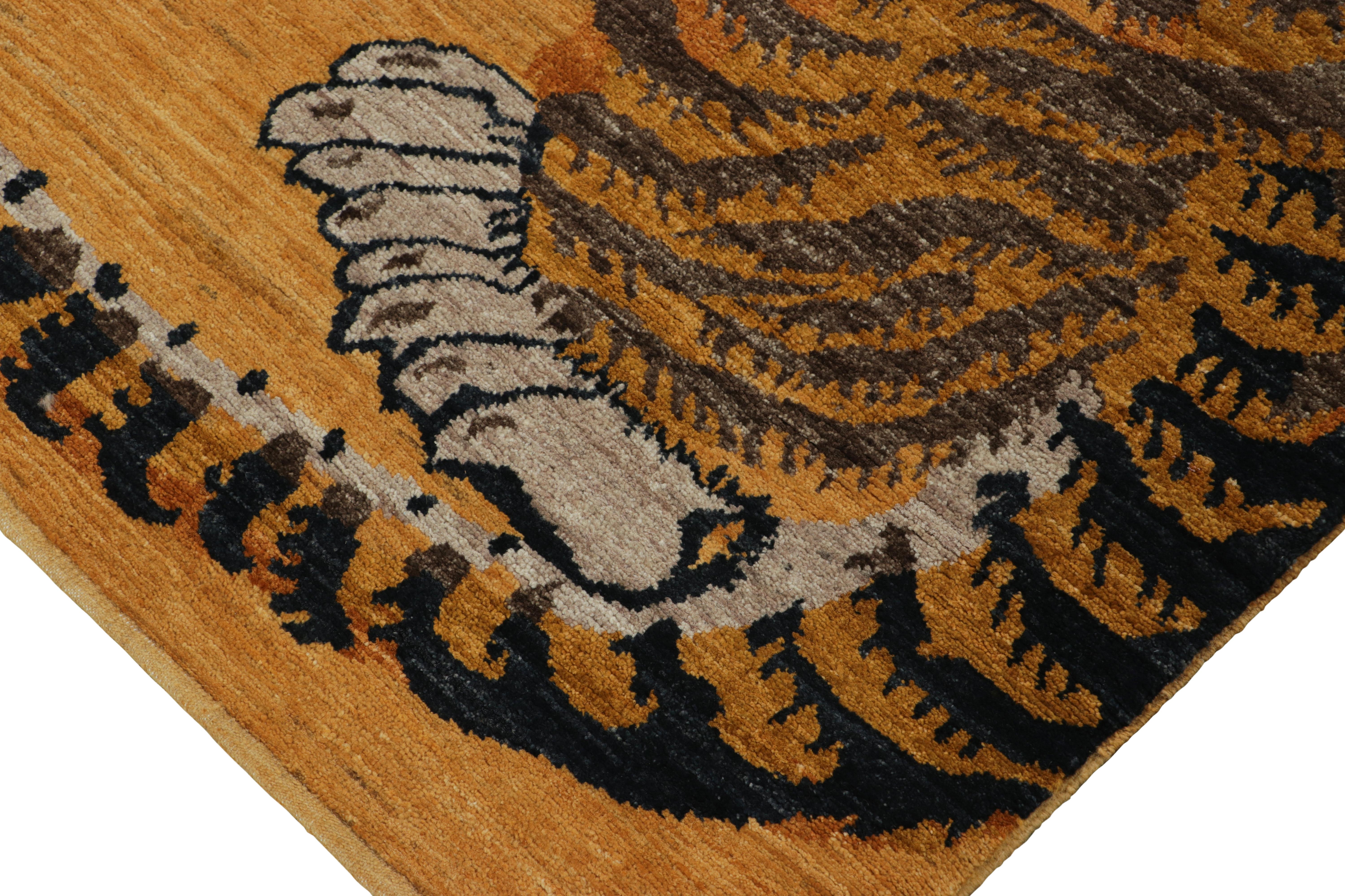 XXIe siècle et contemporain Tapis pictural contemporain de Rug & Kilim, motif de tigre en or et noir en vente