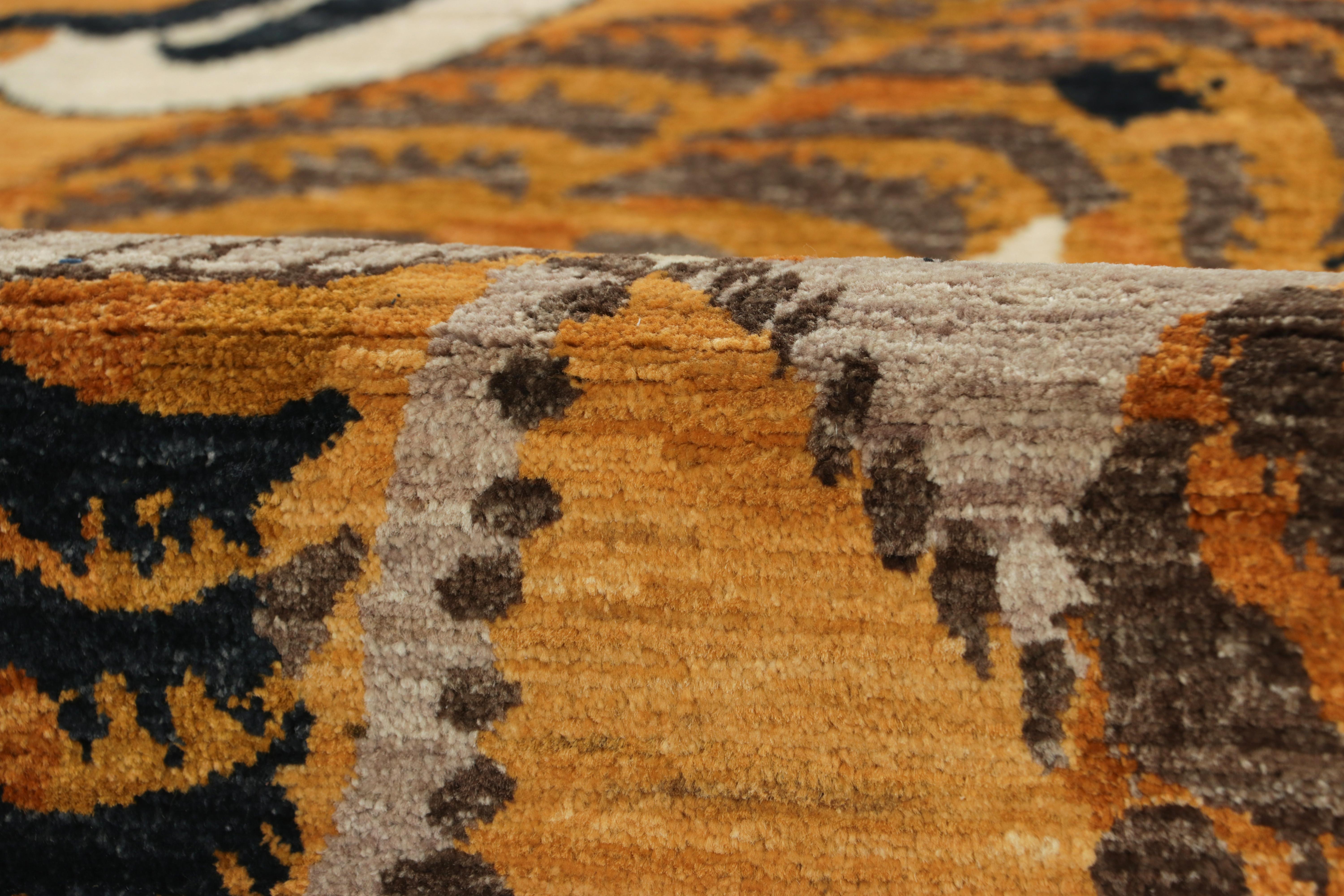Laine Tapis pictural contemporain de Rug & Kilim, motif de tigre en or et noir en vente