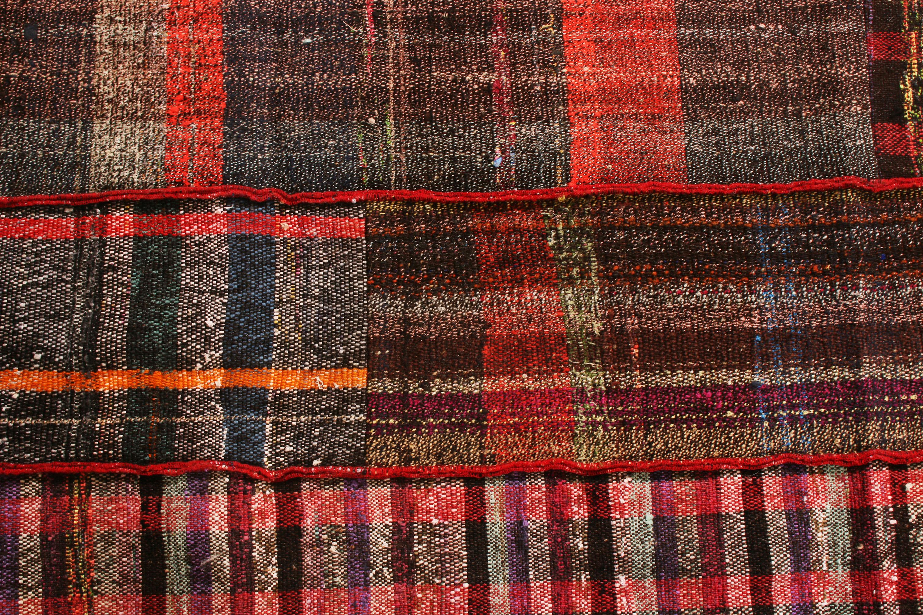 Turco Rug & Kilim - Tappeto Kilim contemporaneo in lana rossa e multicolore in vendita