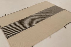 Tapis « Rez Kilim » contemporain de Rug & Kilim, tissé à plat, avec un motif linéaire noir