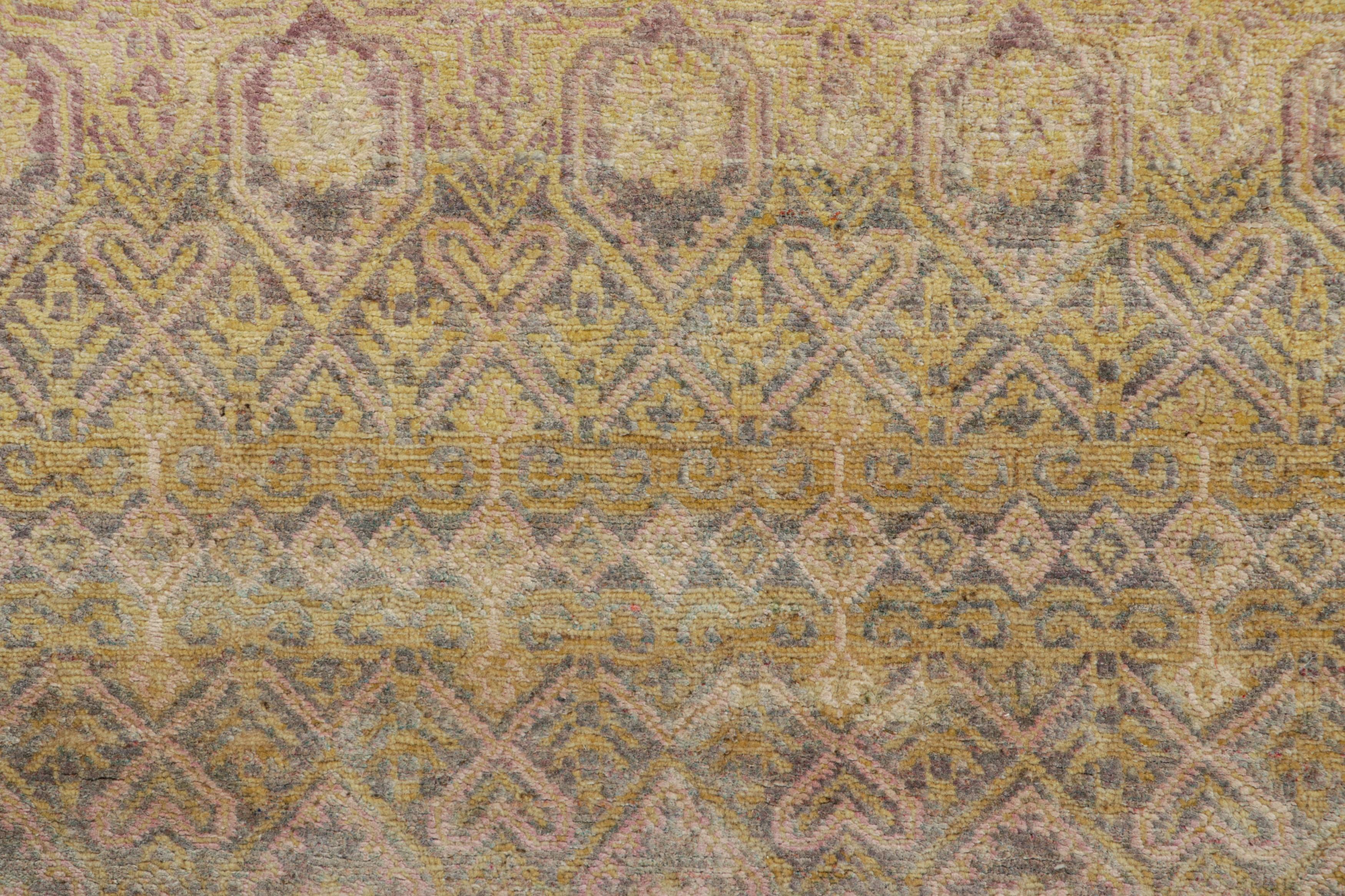 Alfombra contemporánea de Rug & Kilim, gris con motivos geométricos dorados y rosas Moderno en venta