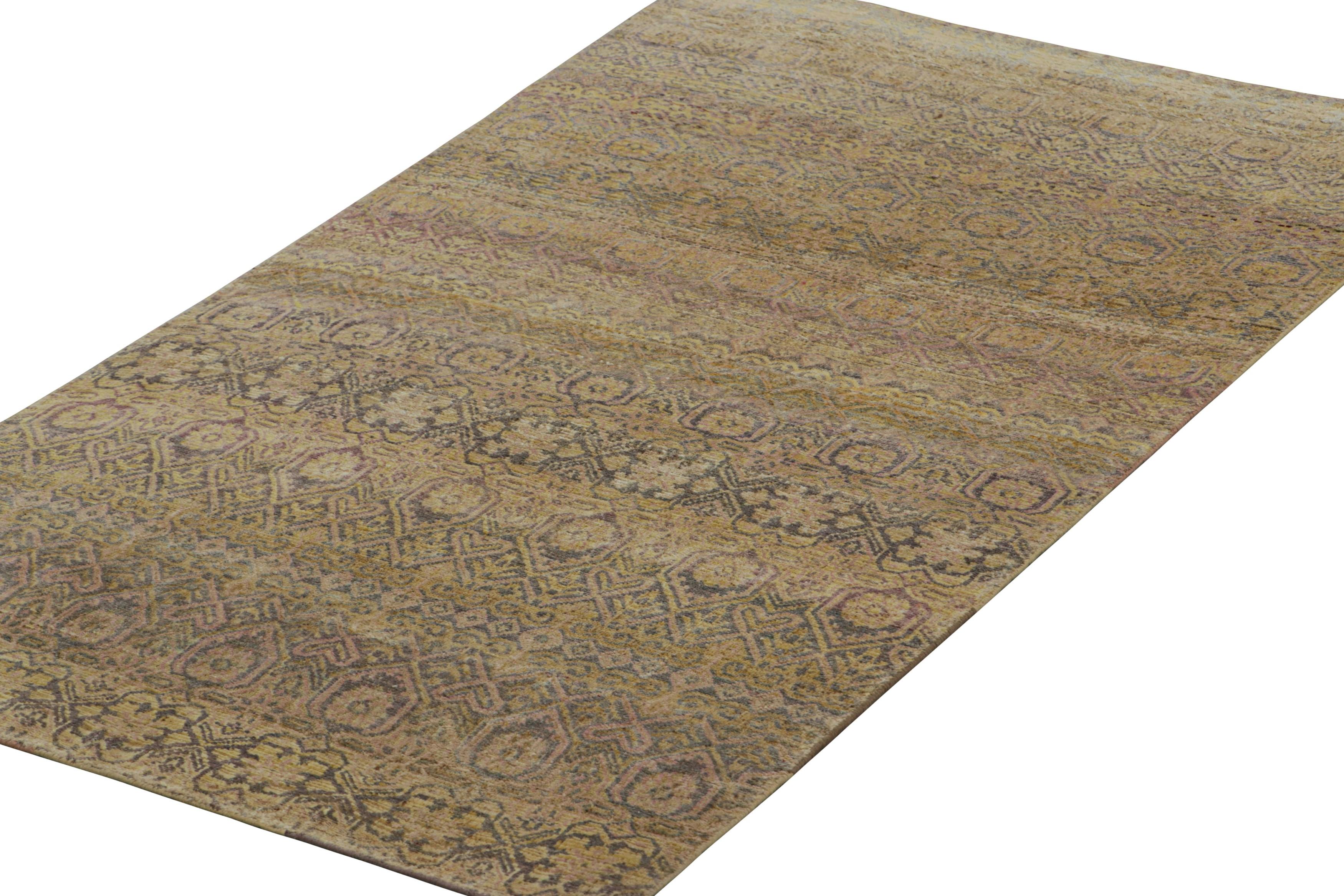 Alfombra contemporánea de Rug & Kilim, gris con motivos geométricos dorados y rosas Indio en venta