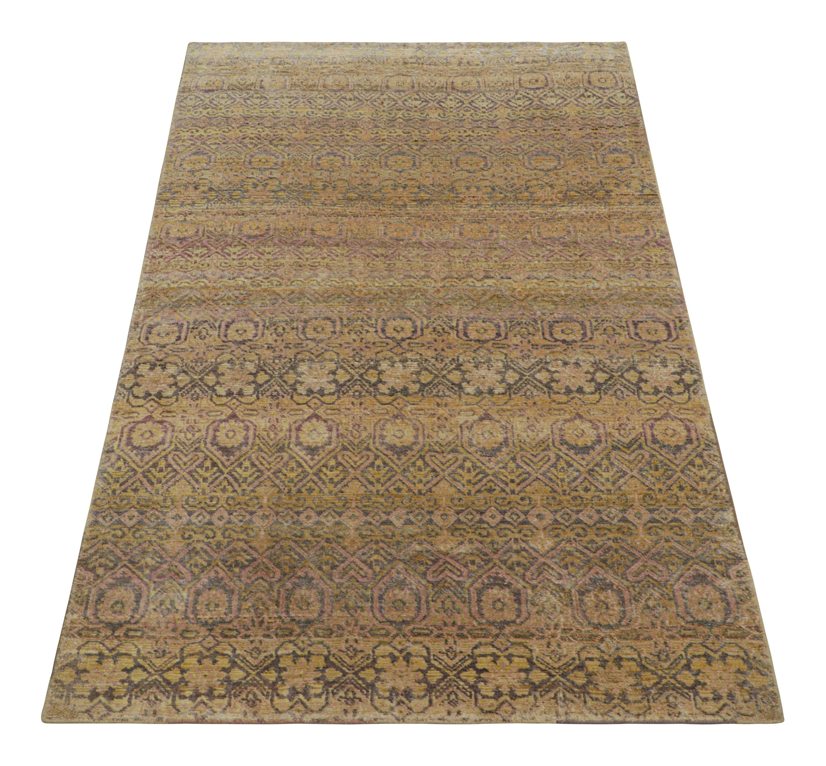 Alfombra contemporánea de Rug & Kilim, gris con motivos geométricos dorados y rosas Anudado a mano en venta