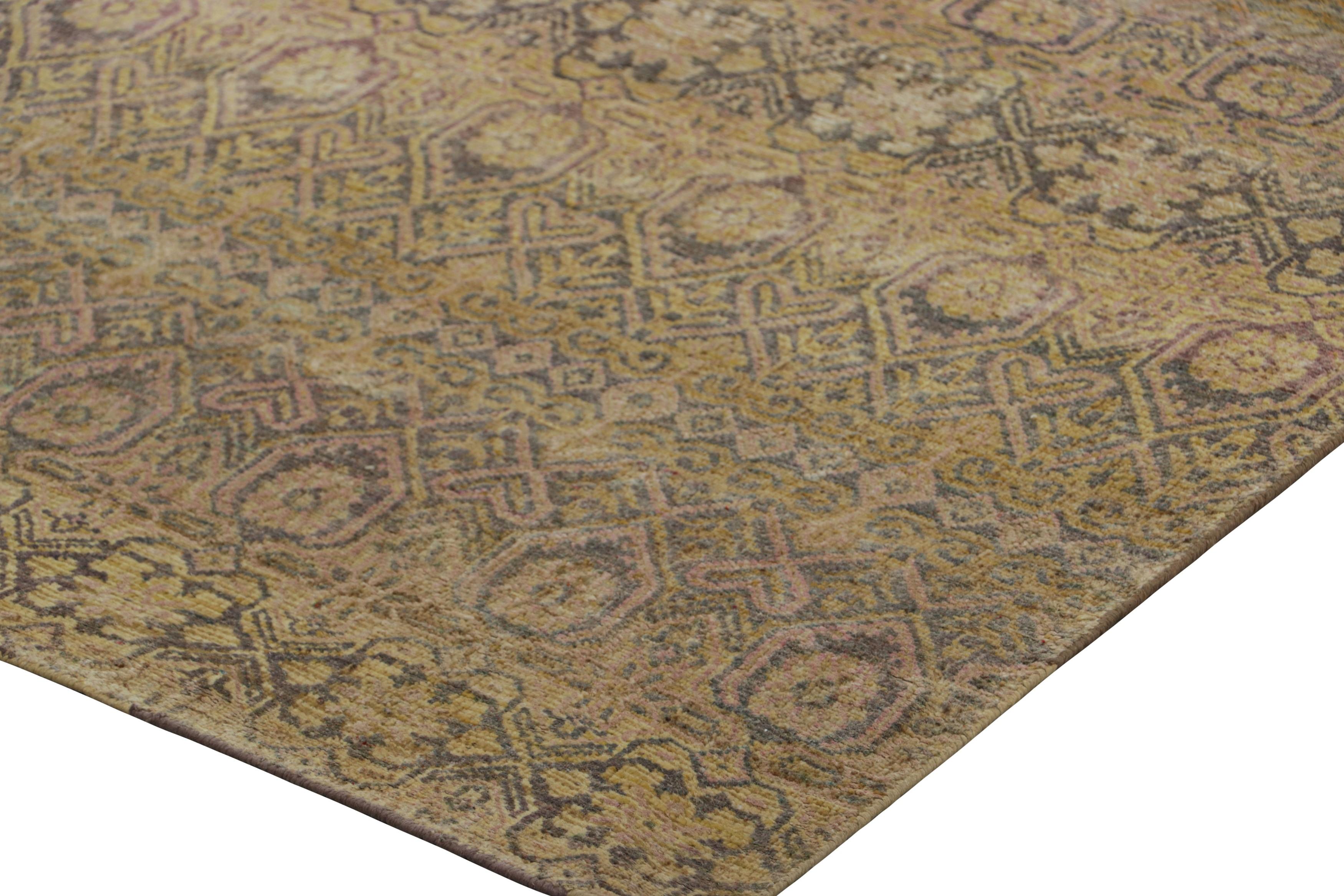 Alfombra contemporánea de Rug & Kilim, gris con motivos geométricos dorados y rosas en Nuevo estado para la venta en Long Island City, NY