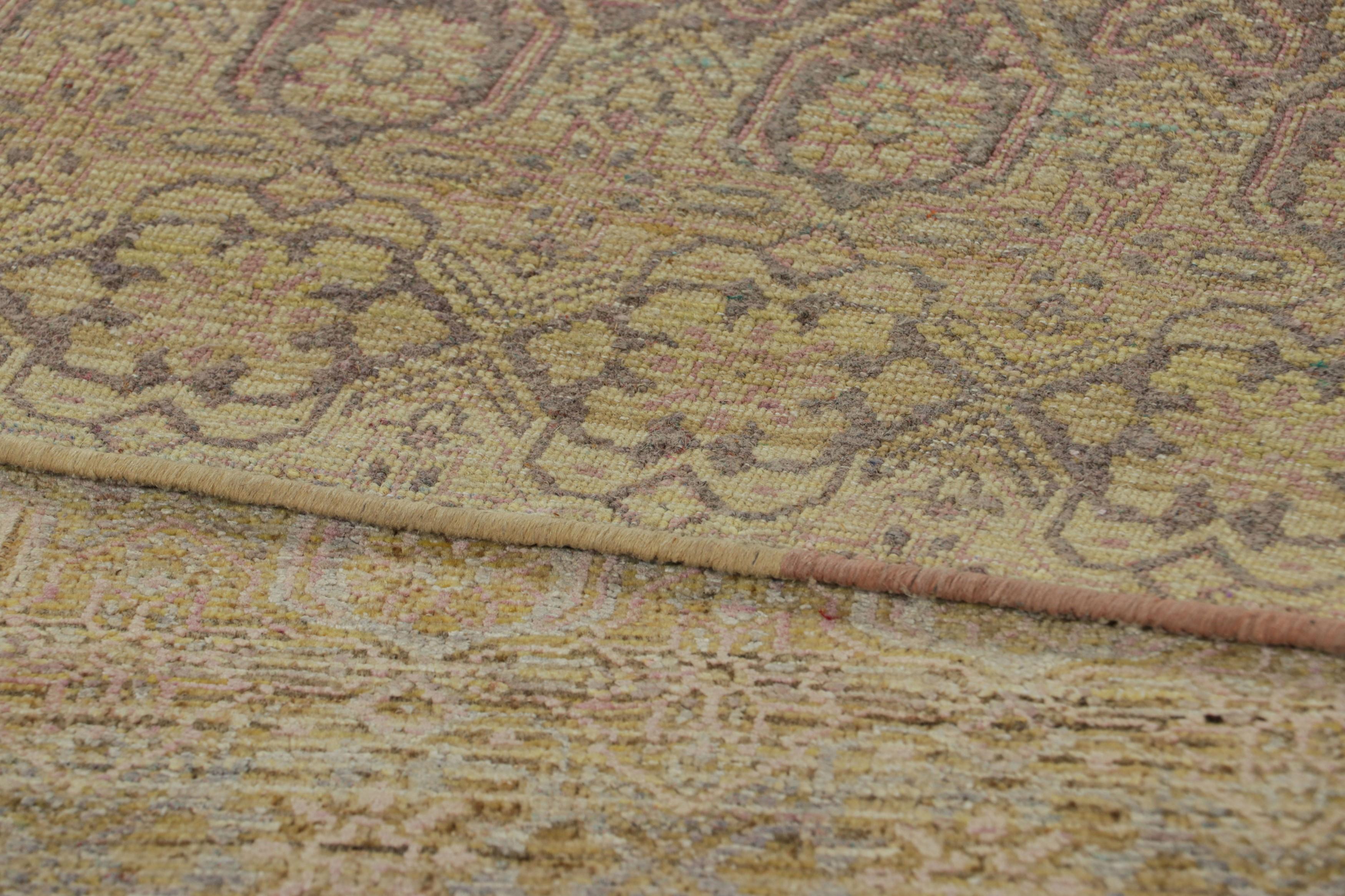Alfombra contemporánea de Rug & Kilim, gris con motivos geométricos dorados y rosas Siglo XXI y contemporáneo en venta