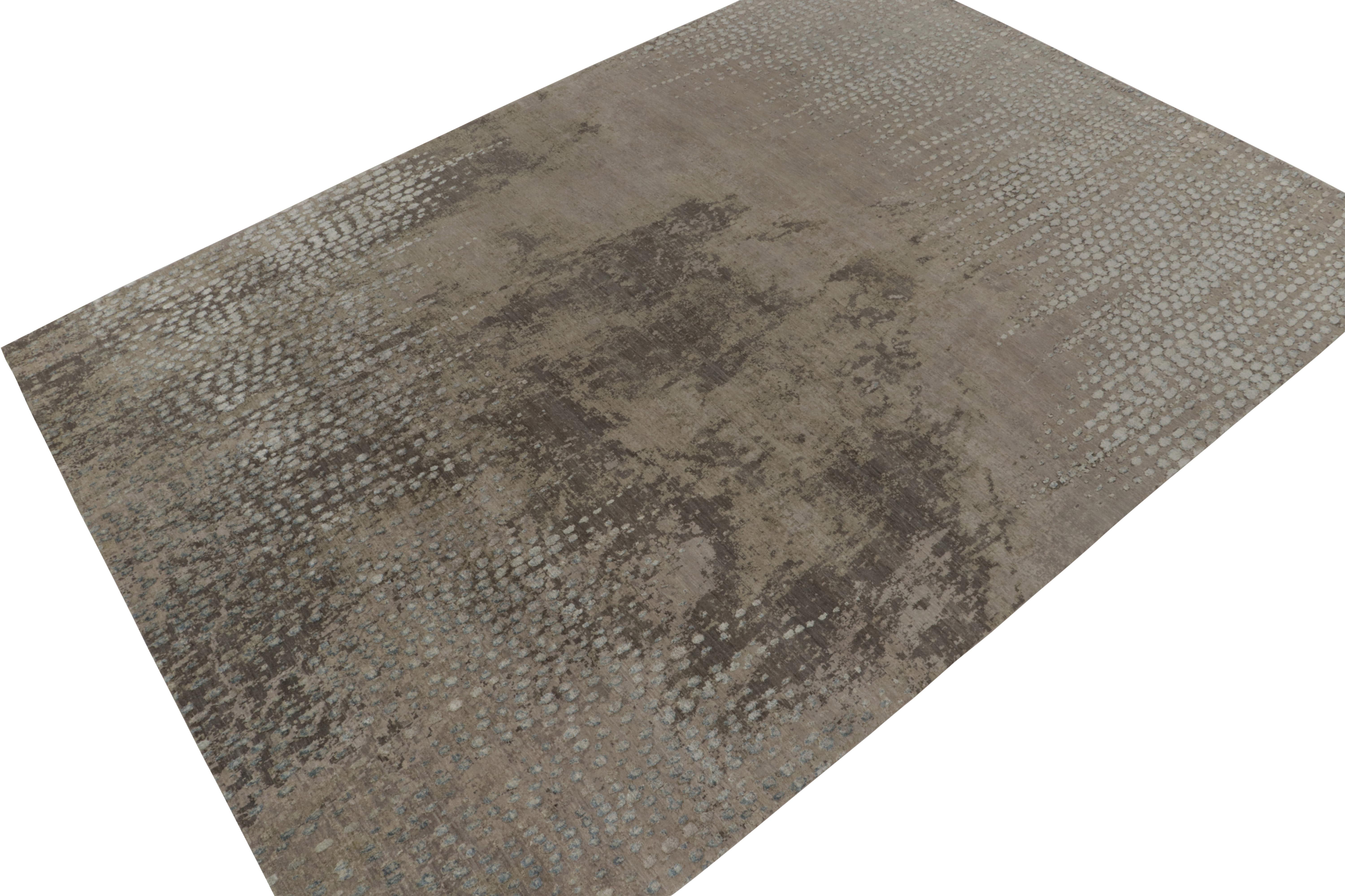 Rug & Kilim's präsentiert mit diesem 10x14 großen, handgeknüpften Teppich aus luxuriöser Wolle und Seide eine elegante neue Interpretation zeitgenössischer Ästhetik. 

Über das Design: Eine anmutige Skala beherbergt abstrakte Muster in Grau, Beige