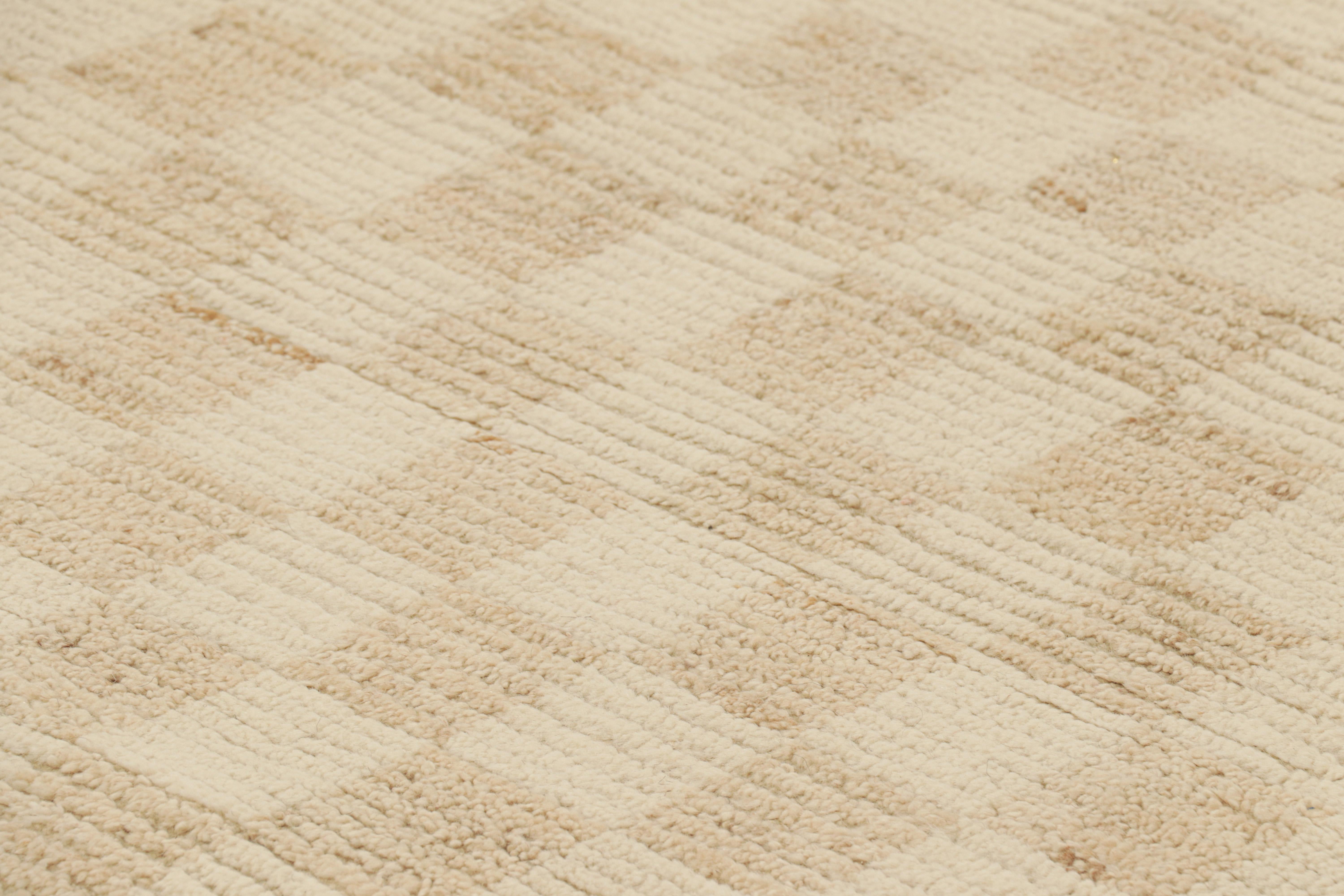 Noué à la main en laine, ce tapis contemporain 9x12 de Rug & Kilim présente une beauté texturale subtile et une variation high-low de bon goût du champ à la bordure. 

Sur le Design : 

Le beige, le blanc crème et d'autres tons neutres similaires