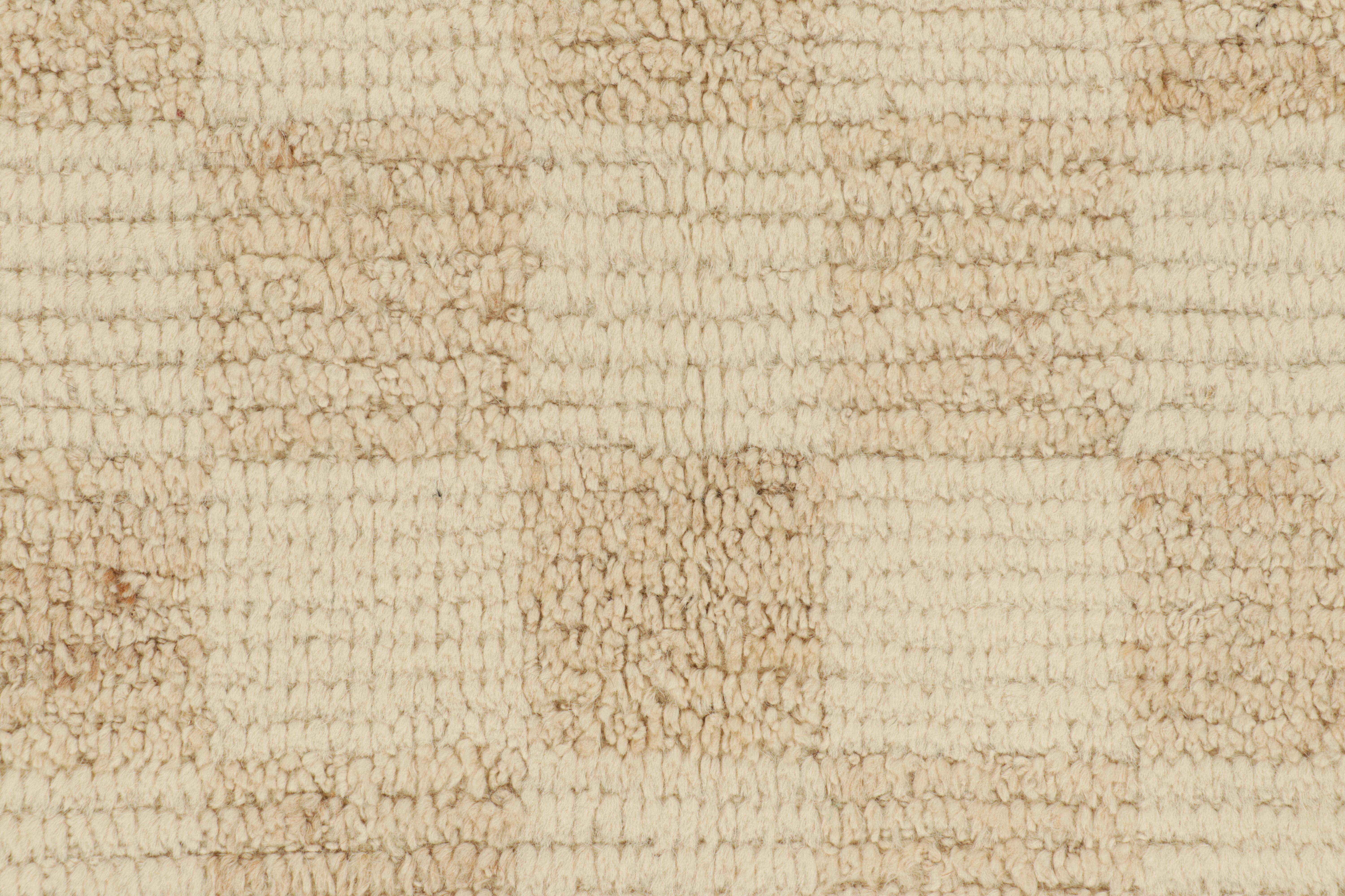 Moderne Rug & Kilim's Contemporary Rug in Beige and Cream White Geometric Pattern (Tapis contemporain à motif géométrique beige et blanc crème) en vente