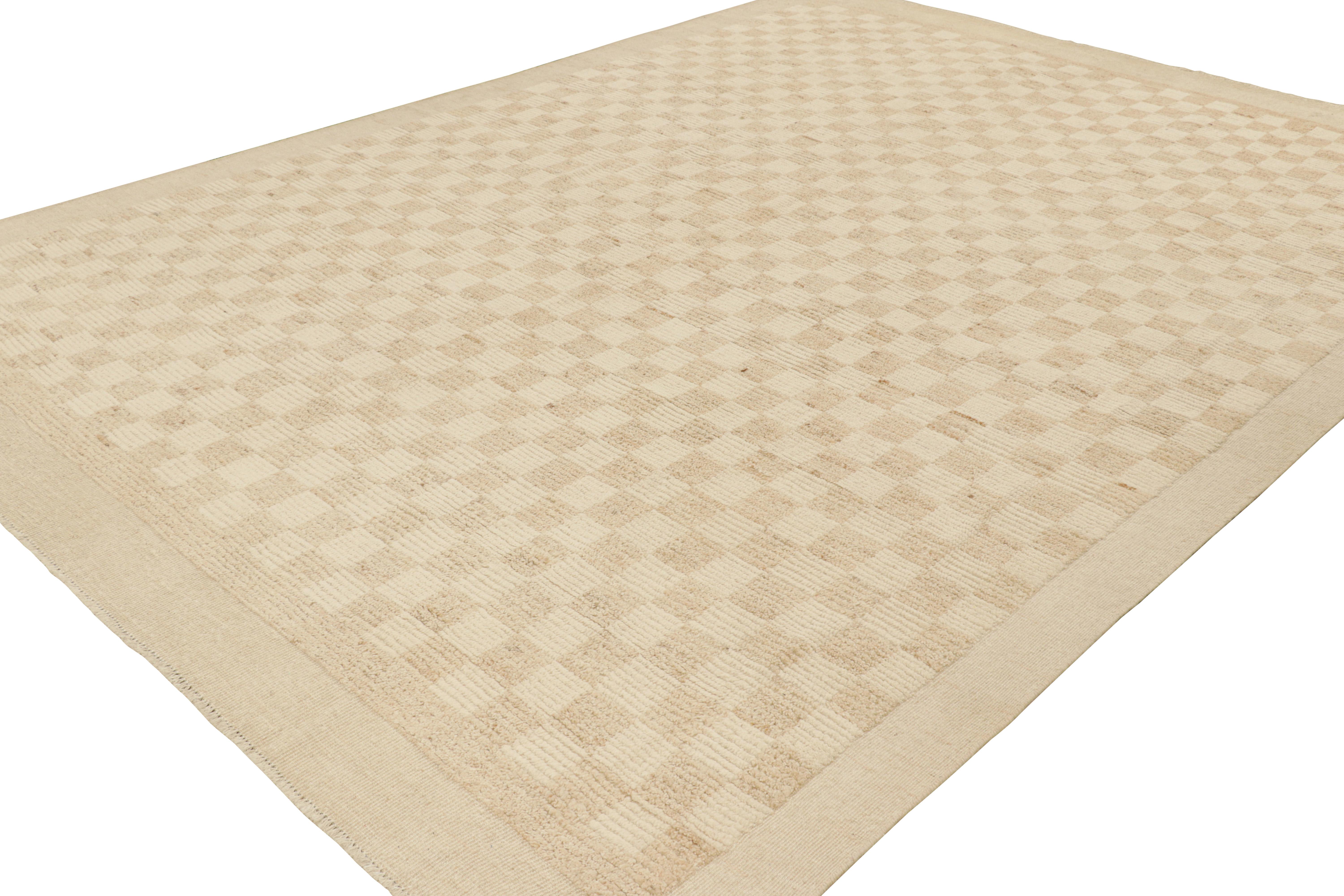 Pakistanais Rug & Kilim's Contemporary Rug in Beige and Cream White Geometric Pattern (Tapis contemporain à motif géométrique beige et blanc crème) en vente