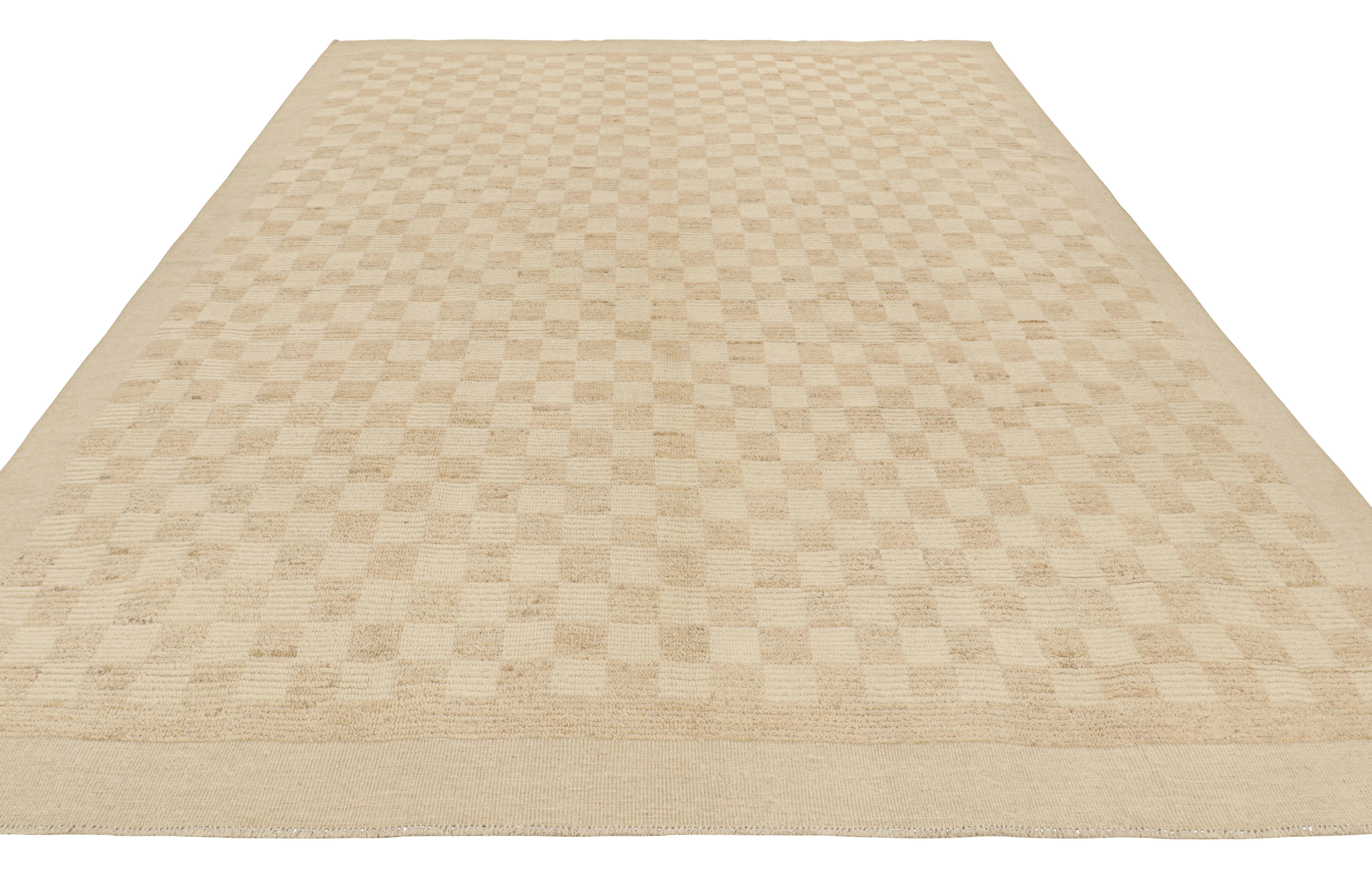 Noué à la main Rug & Kilim's Contemporary Rug in Beige and Cream White Geometric Pattern (Tapis contemporain à motif géométrique beige et blanc crème) en vente