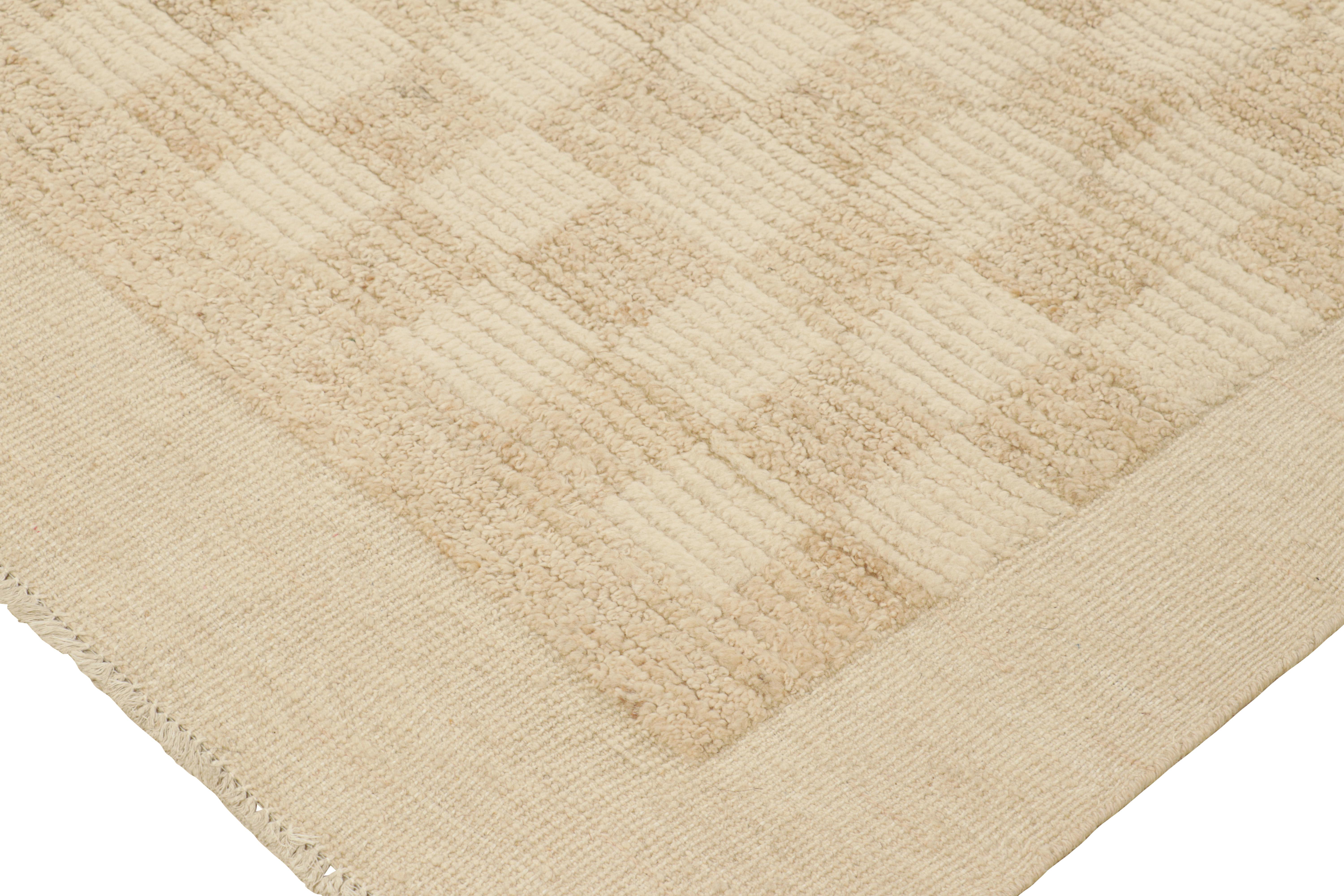 Rug & Kilim's Contemporary Rug in Beige and Cream White Geometric Pattern (Tapis contemporain à motif géométrique beige et blanc crème) Neuf - En vente à Long Island City, NY