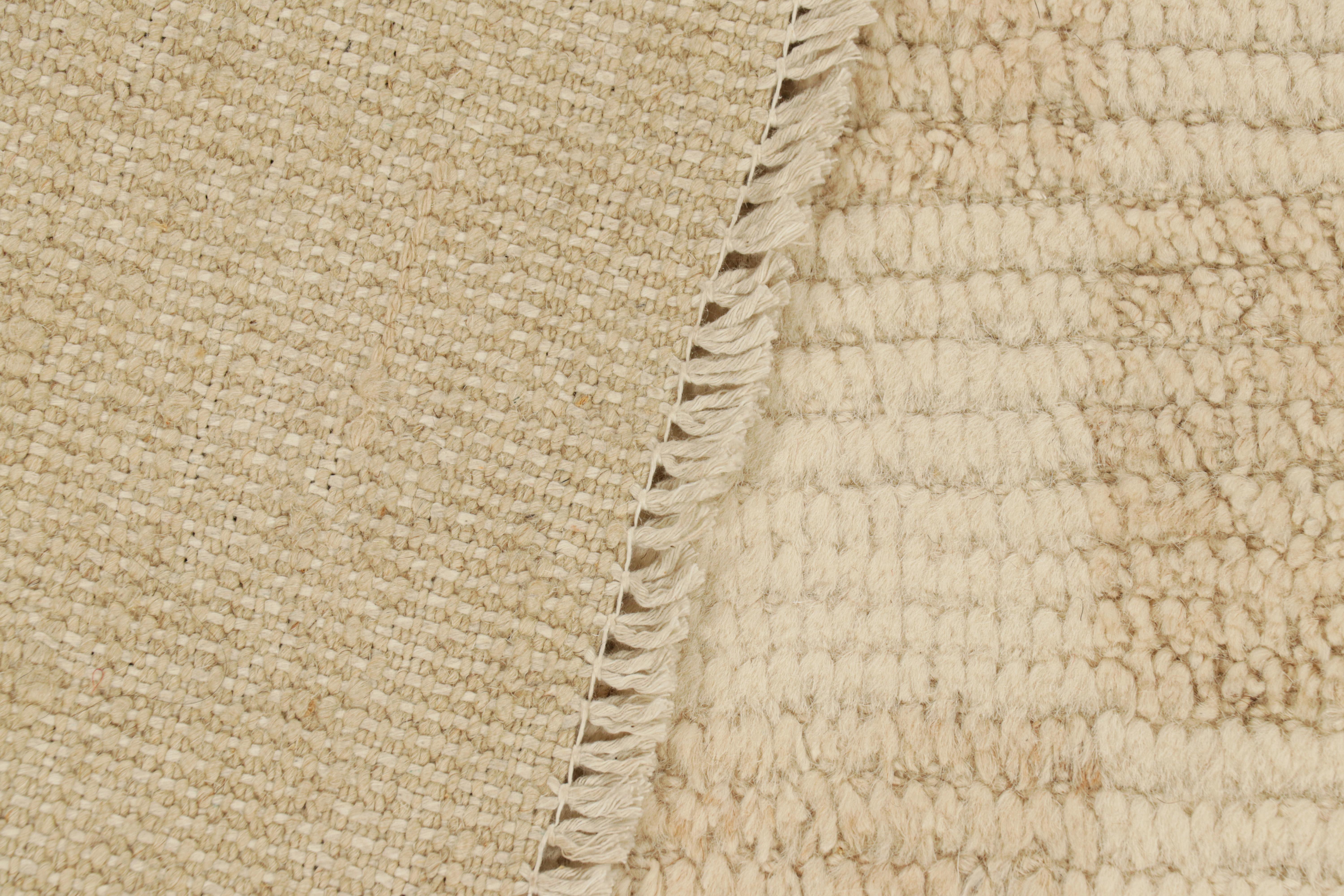 XXIe siècle et contemporain Rug & Kilim's Contemporary Rug in Beige and Cream White Geometric Pattern (Tapis contemporain à motif géométrique beige et blanc crème) en vente