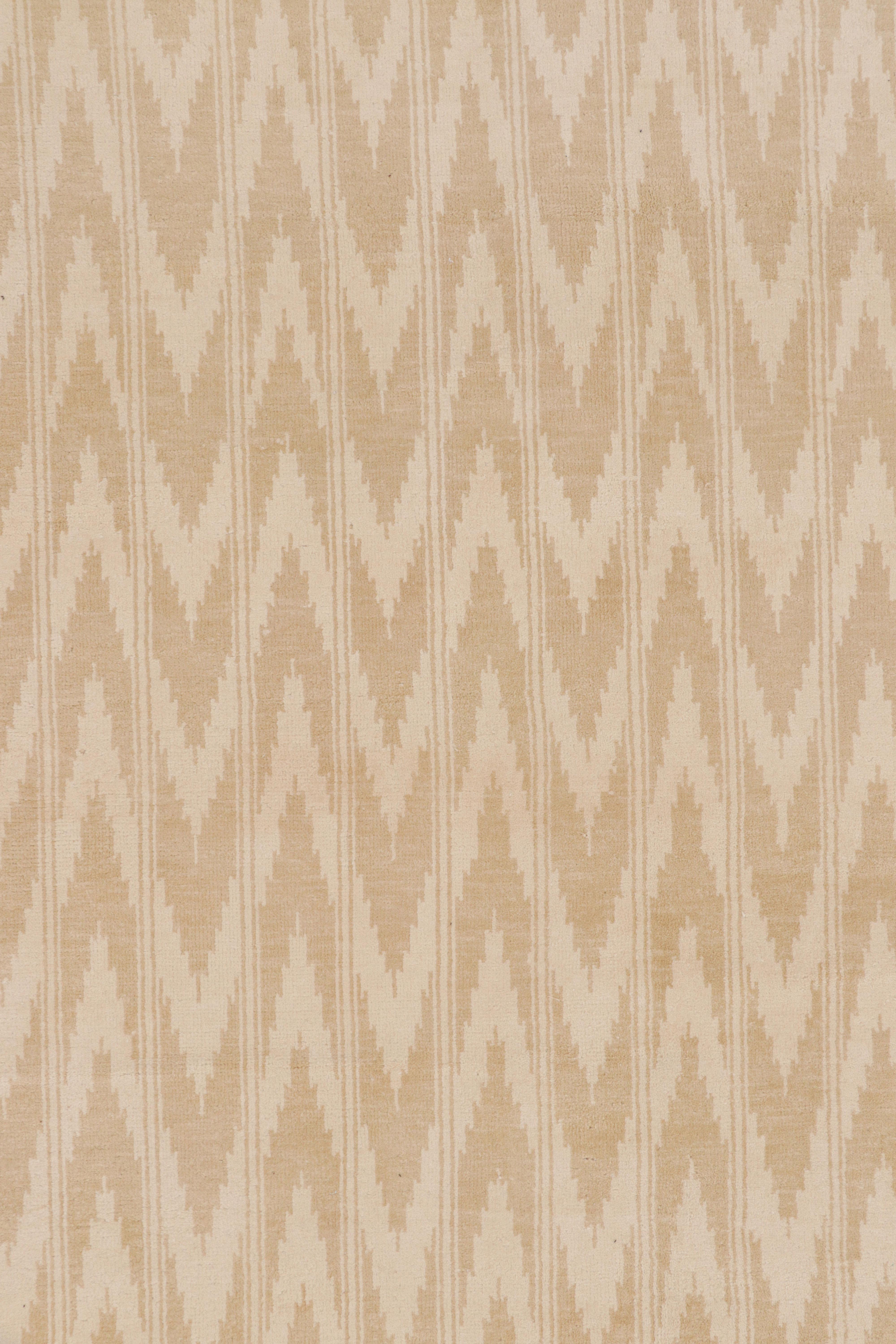 Oushak Rug & Kilim’s Contemporary Rug in Beige and Cream with Geometric Patterns For Sale