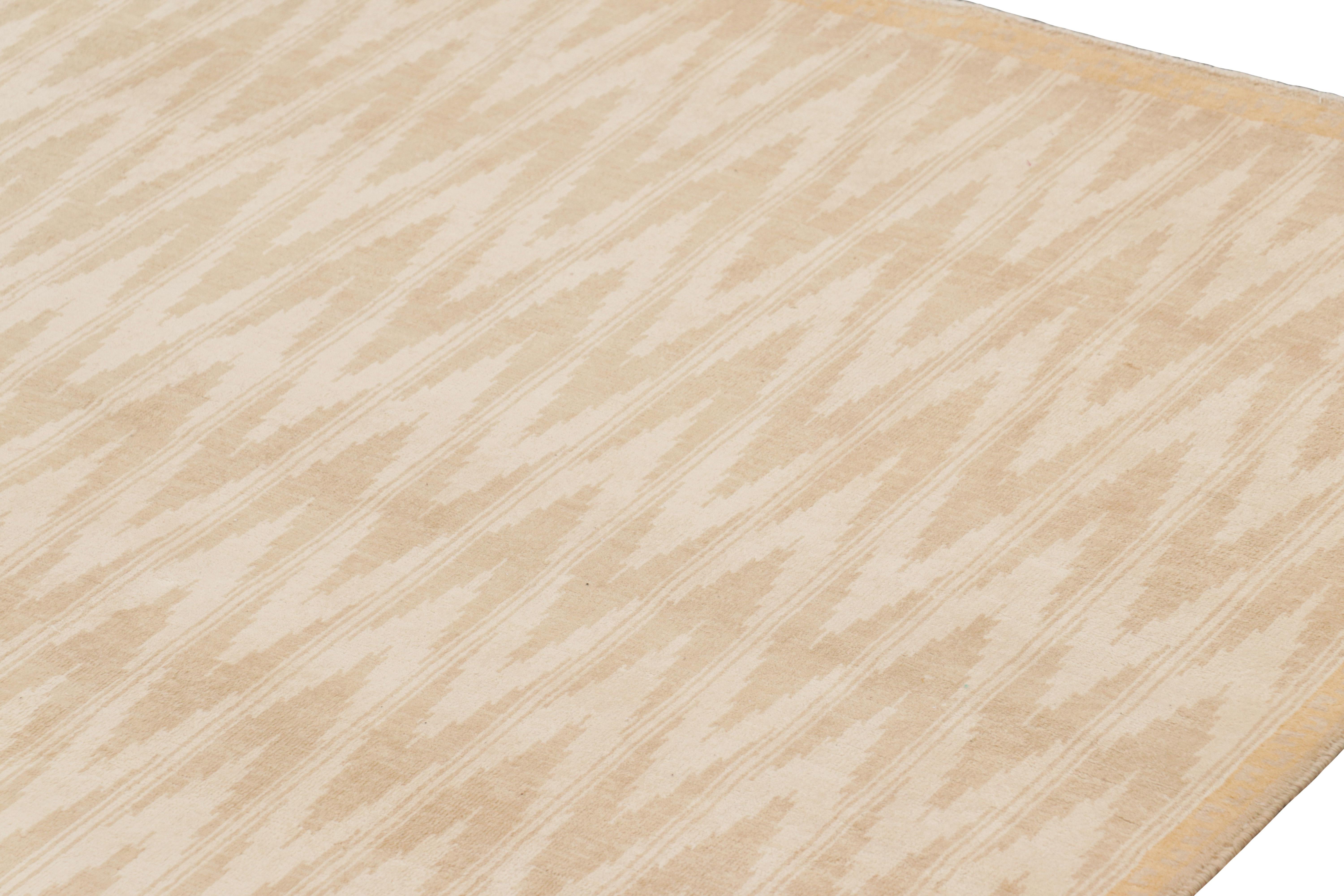 Rug & Kilim’s Contemporary Rug in Beige and Cream with Geometric Patterns In New Condition For Sale In Long Island City, NY