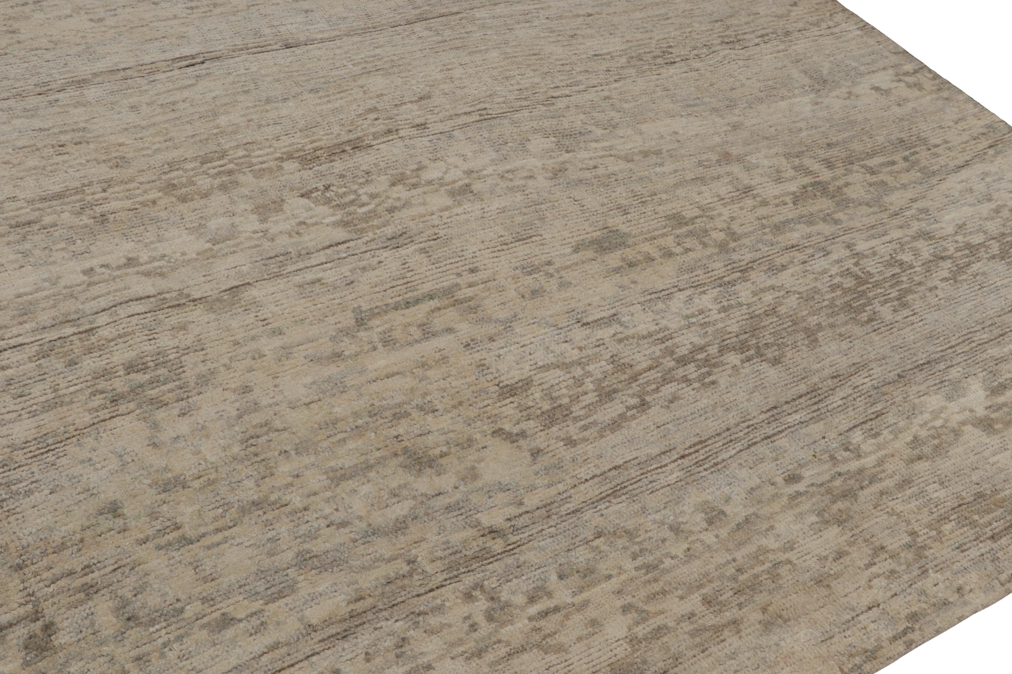 Moderne Tapis contemporain de Rug & Kilim à rayures beige et grises ton sur ton en vente
