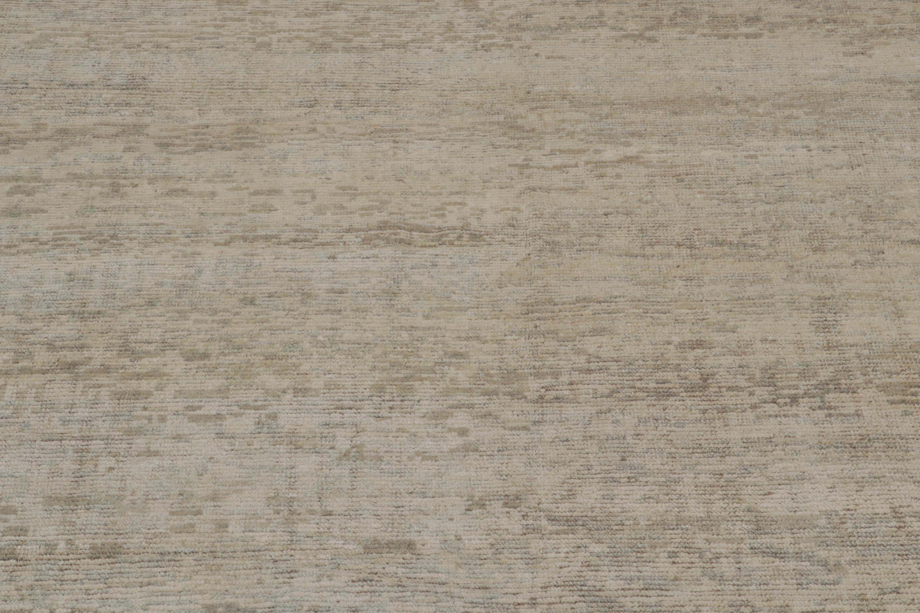 Indien Tapis contemporain de Rug & Kilim à rayures beige et grises ton sur ton en vente