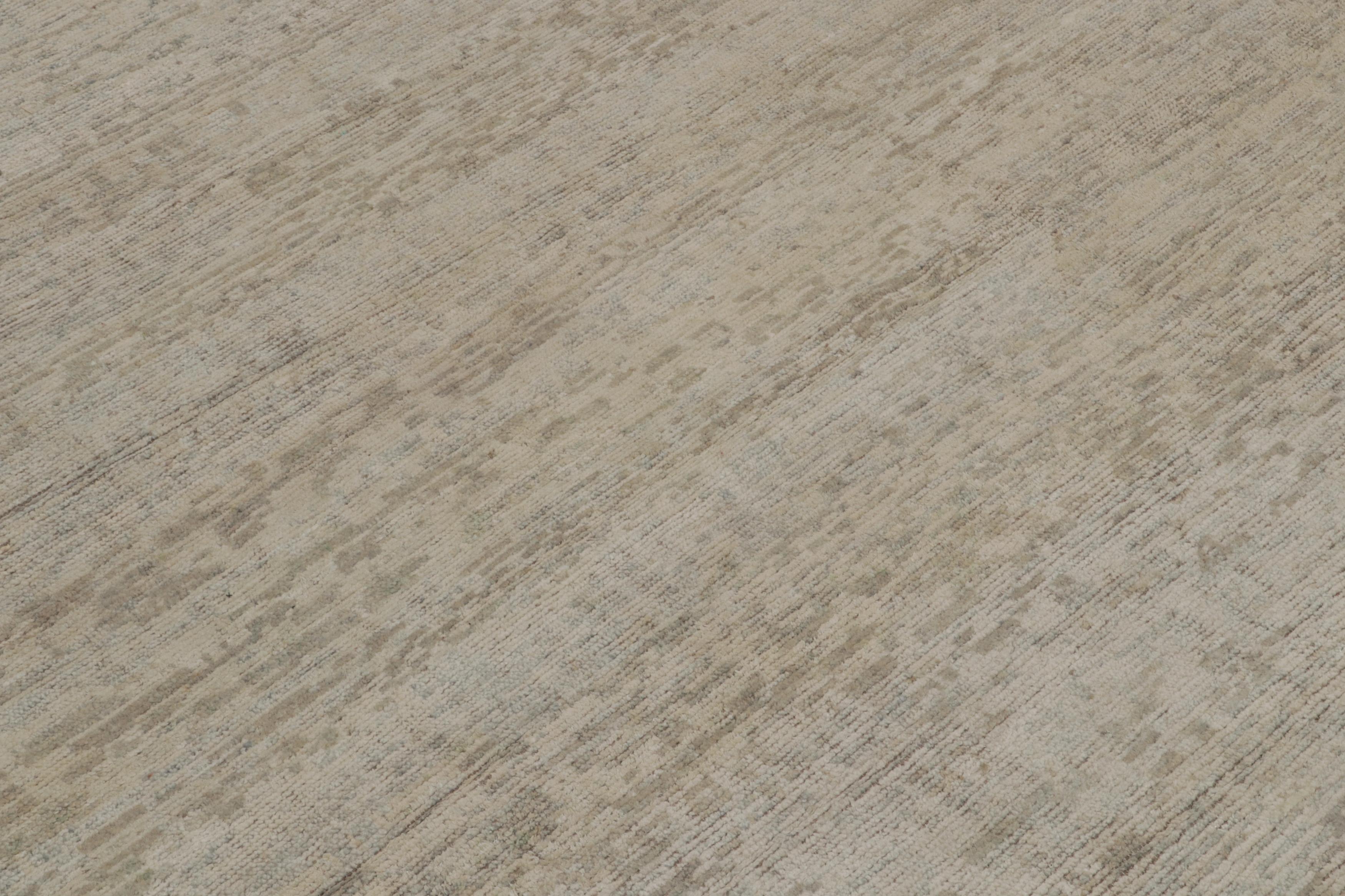 Noué à la main Tapis contemporain de Rug & Kilim à rayures beige et grises ton sur ton en vente