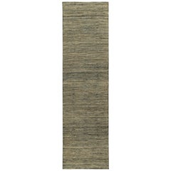 Rug & Kilim è un tappeto contemporaneo a strisce beige, blu e blu, con motivo geometrico.