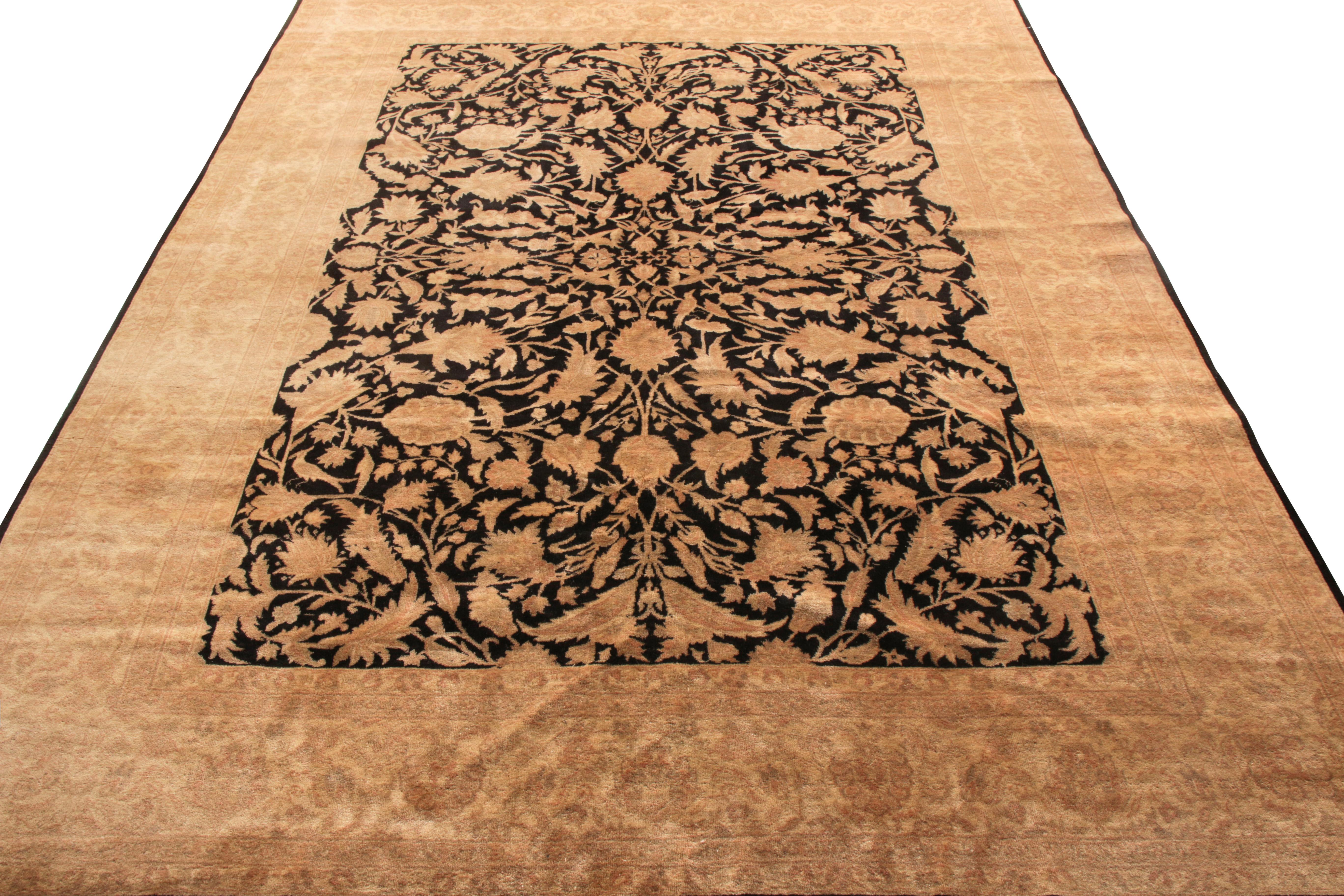La moderna versión del diseño tradicional de Rug & Kilim de 7 x 10, flanqueada por un elegante motivo floral que llena alegremente la escala para un aspecto rico. Anudada a mano en lana de alta calidad, la alfombra hace gala de una textura fina que