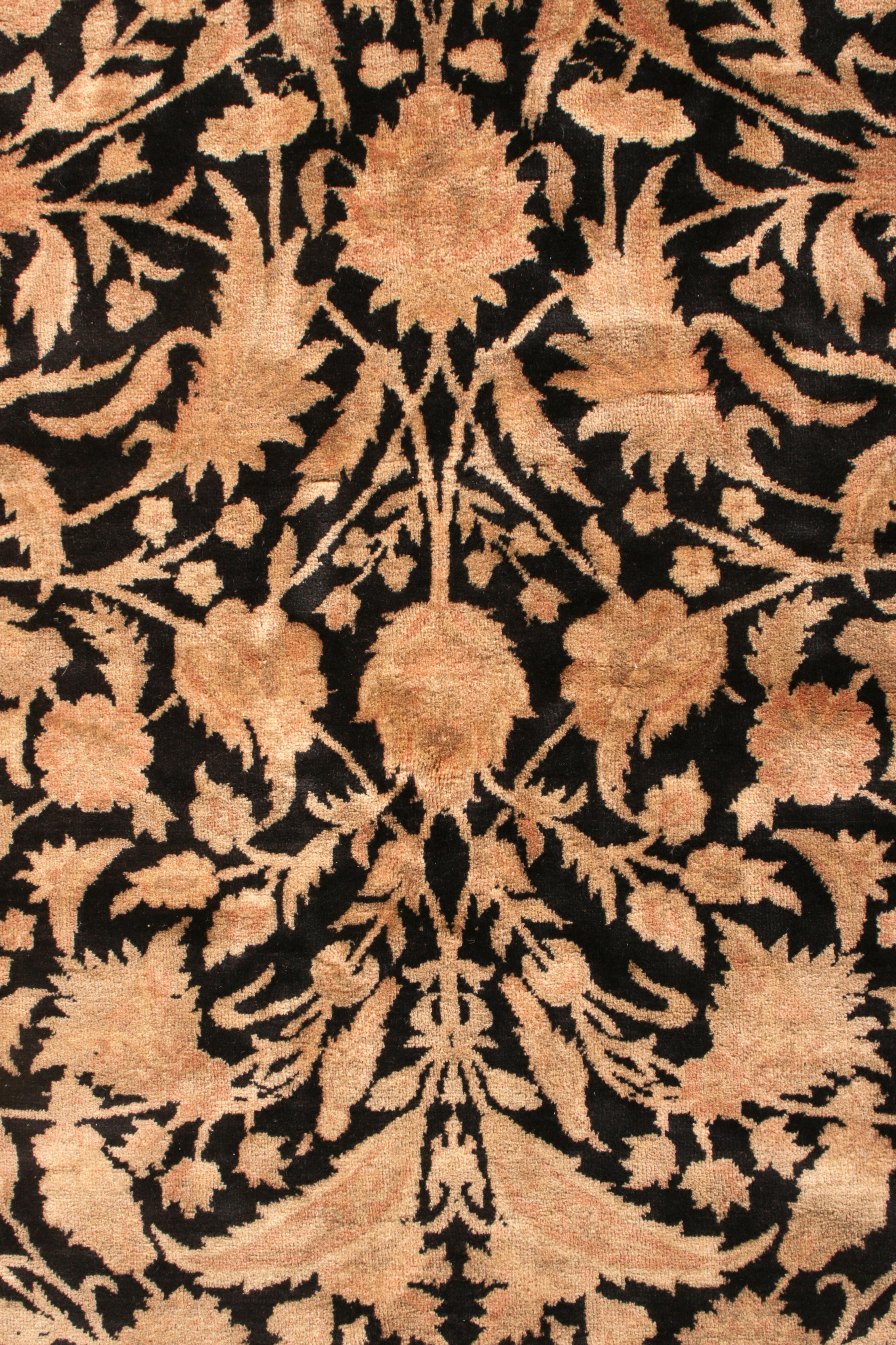 Alfombra contemporánea Rug & Kilim en estampado floral beige-marrón y negro Rumano en venta