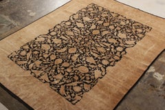 Alfombra contemporánea Rug & Kilim en estampado floral beige-marrón y negro
