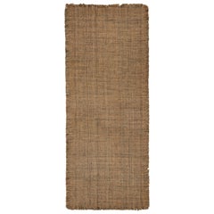 Rug & Kilim è un tappeto contemporaneo con striature beige-marroni e accenti oro e neri.