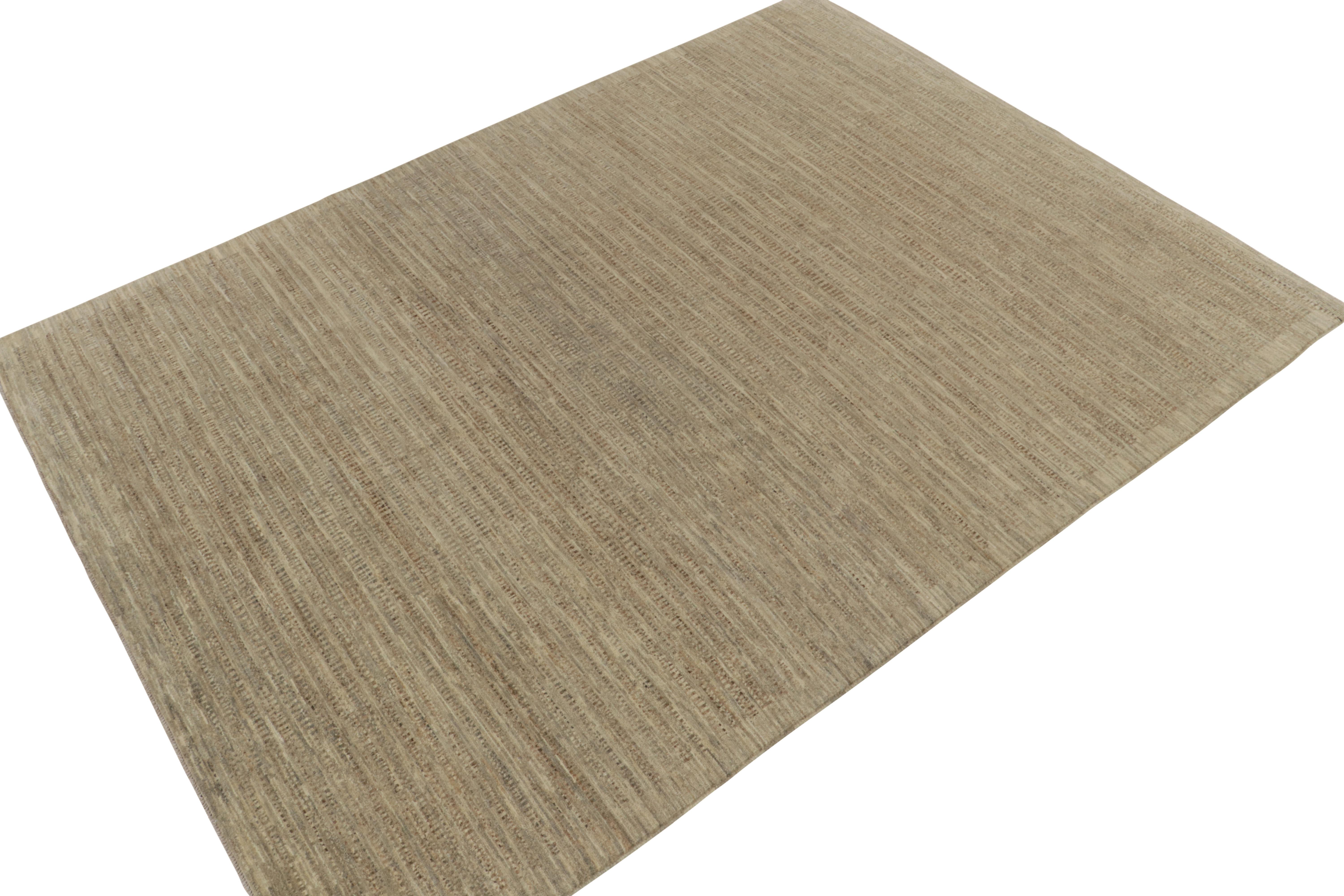 annodato a mano in lana, un tappeto contemporaneo 9x12 che si unisce alle selezioni nuove e moderne di Rug & Kilim. La scala graziosa si arricchisce di leggere striature testuali in beige-marrone e in altre tonalità della terra, adatte a completare