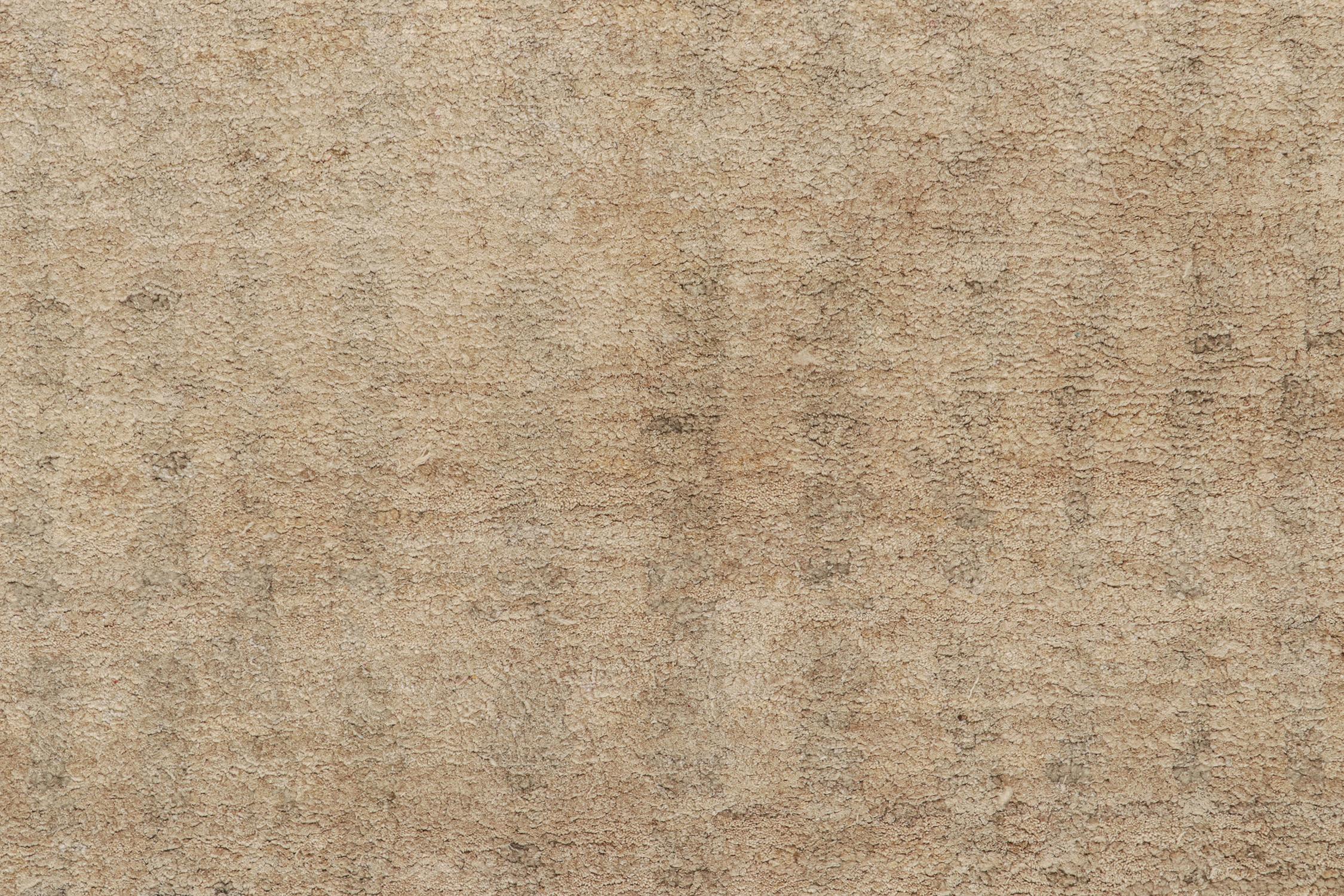 Alfombra contemporánea Rug & Kilim de rayas tono sobre tono beige-marrón en Nuevo estado para la venta en Long Island City, NY