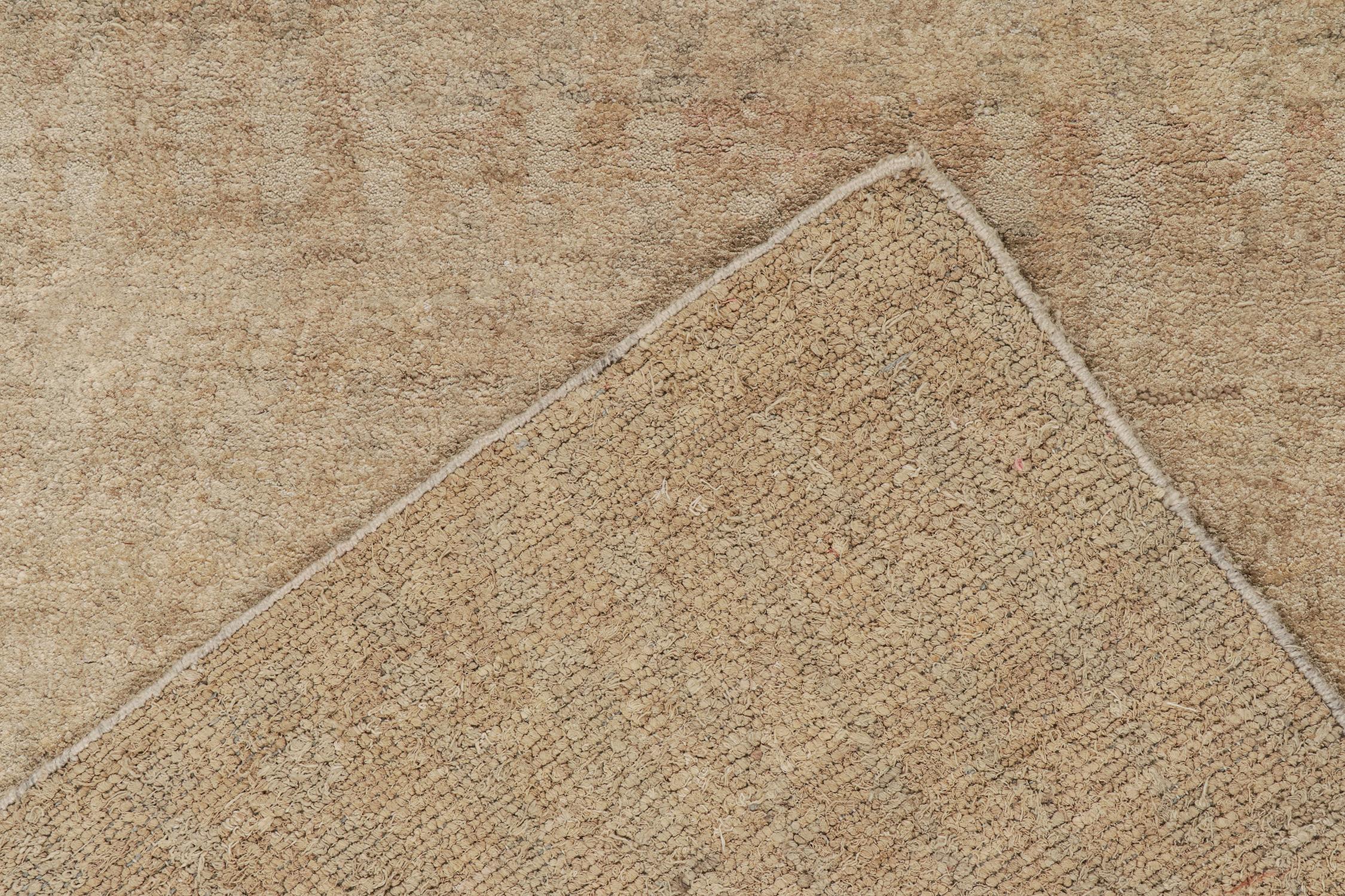 Alfombra contemporánea Rug & Kilim de rayas tono sobre tono beige-marrón Siglo XXI y contemporáneo en venta