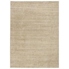 Rug & Kilim è un tappeto contemporaneo con striature beige-marrone tono su tono.