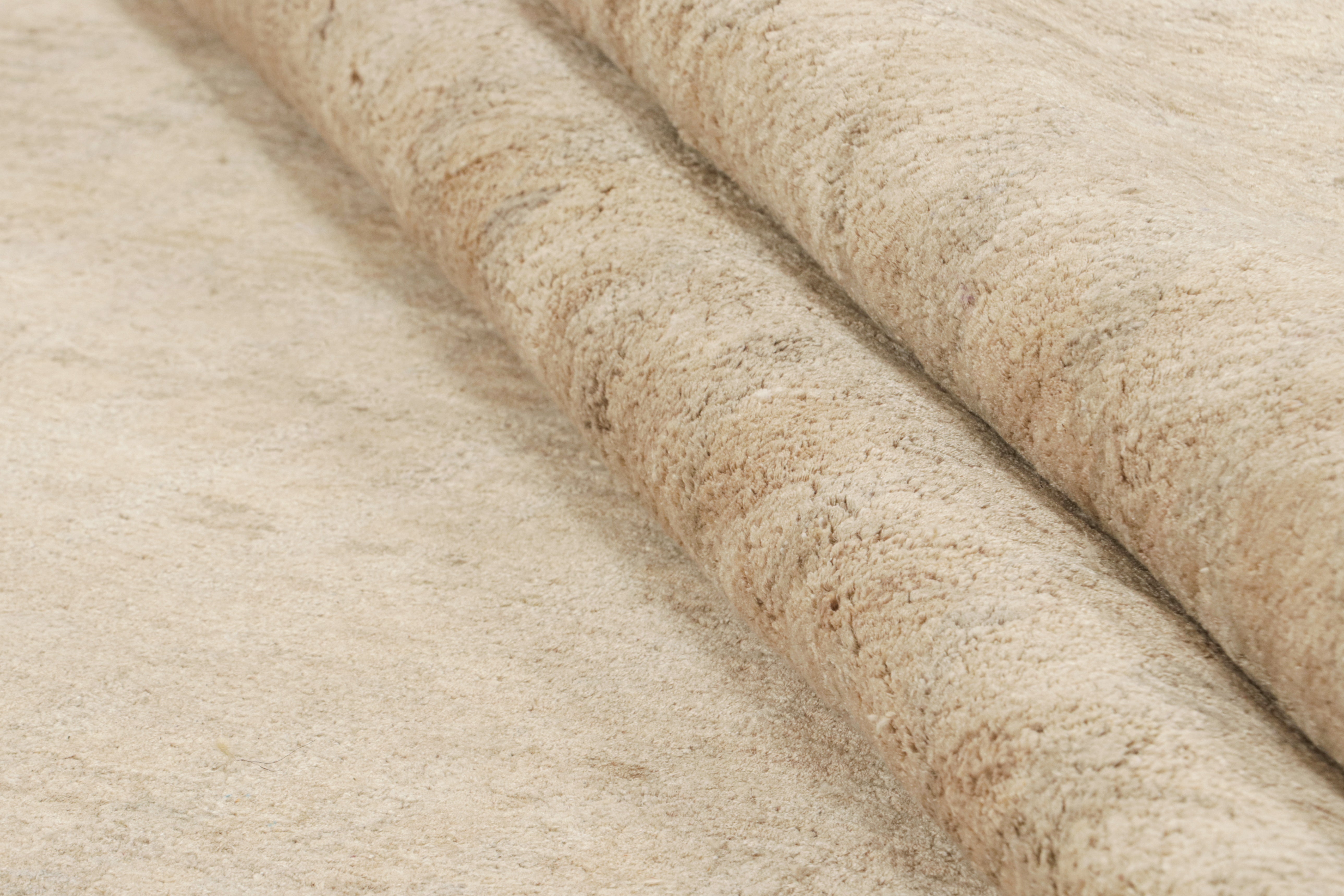 Rug & Kilim è un tappeto contemporaneo con striature beige-marrone tono su tono.