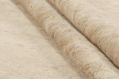 Rug & Kilim è un tappeto contemporaneo con striature beige-marrone tono su tono.