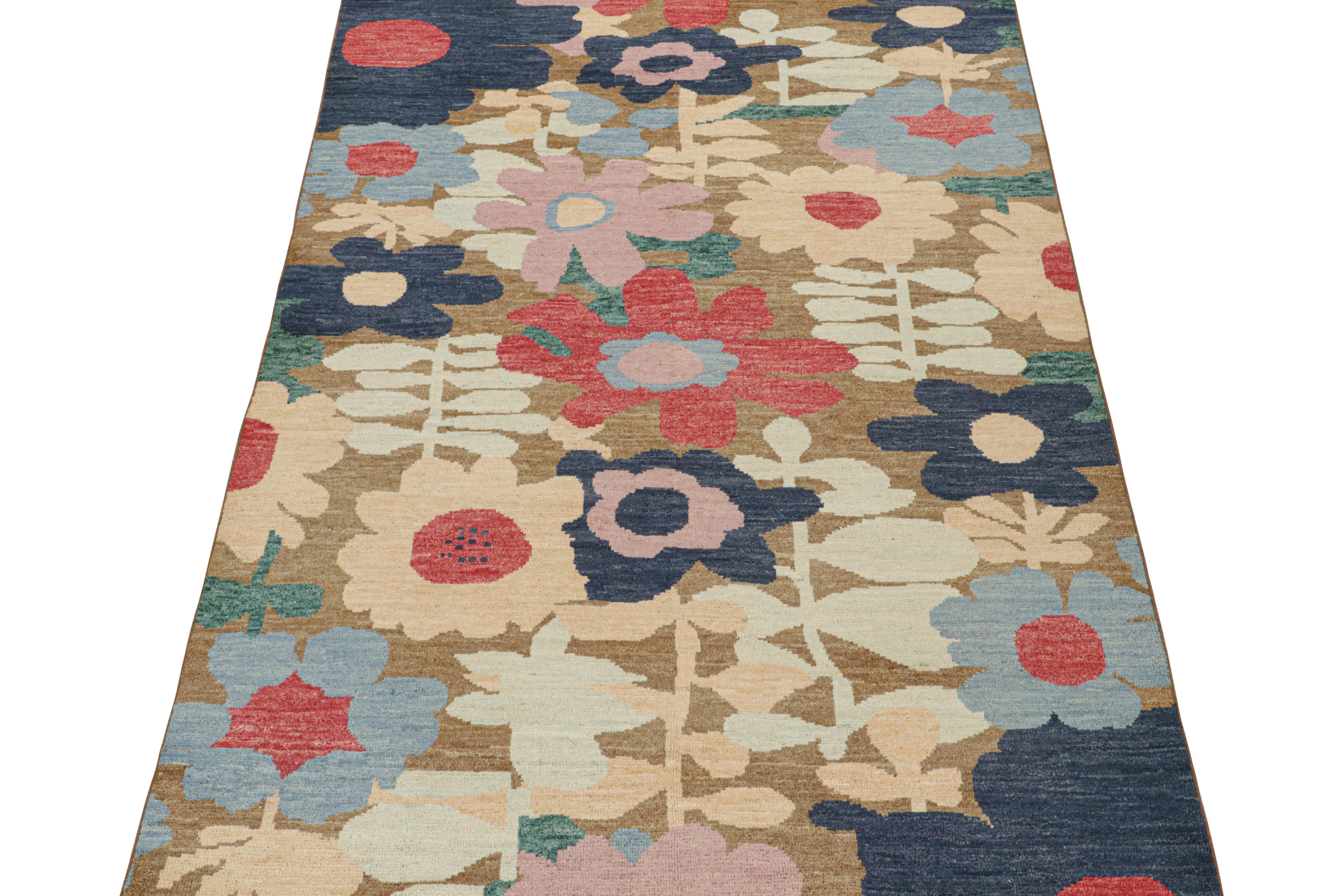 Ce tapis contemporain 6x10 est un nouvel ajout excitant à la collection de tapis modernes de Rug & Kilim. Noué à la main en laine, son design est une audacieuse interprétation abstraite de motifs botaniques.

Ce design particulier utilise des