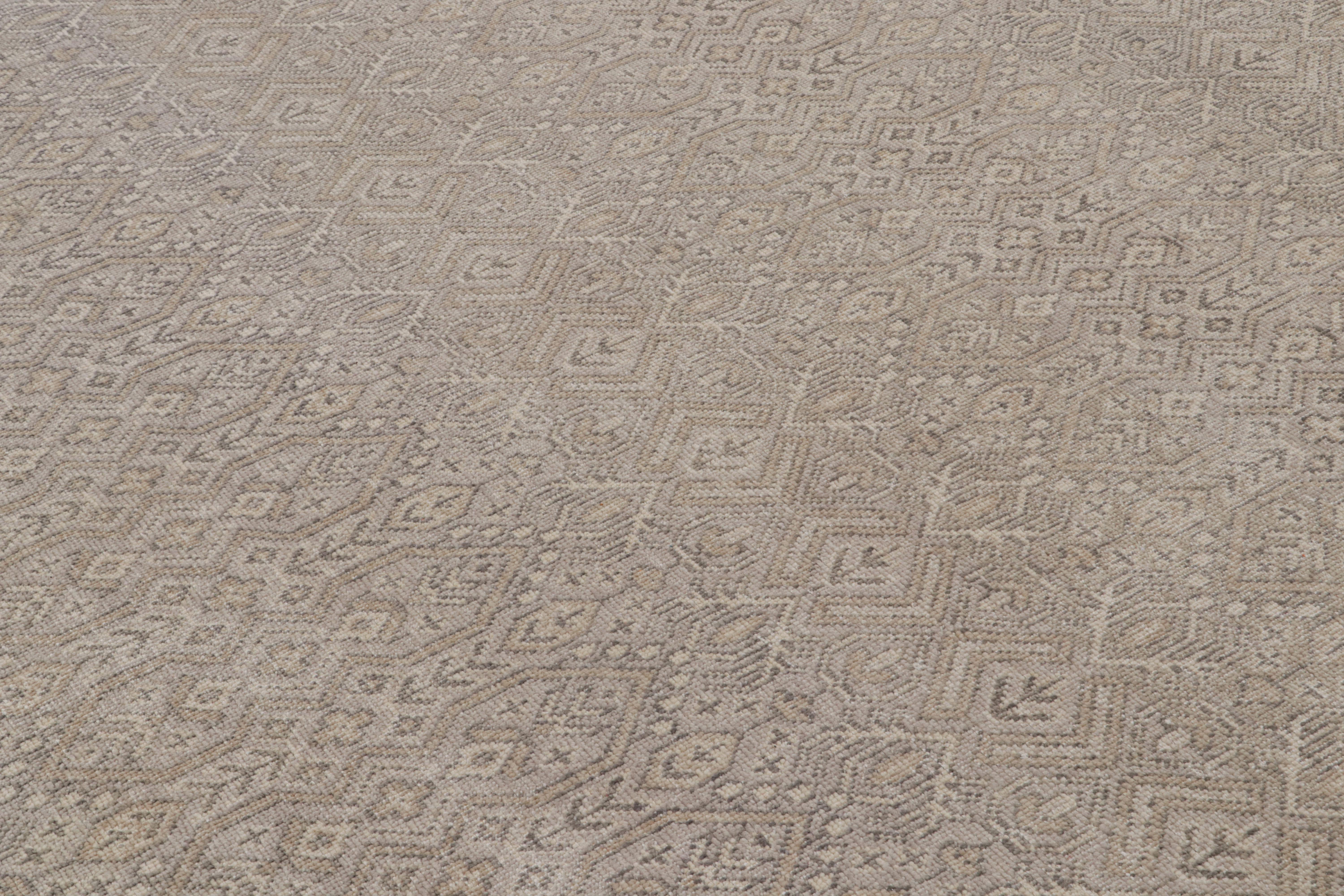 Alfombra contemporánea de Rug & Kilim con motivos geométricos en beige, gris y azul Indio en venta