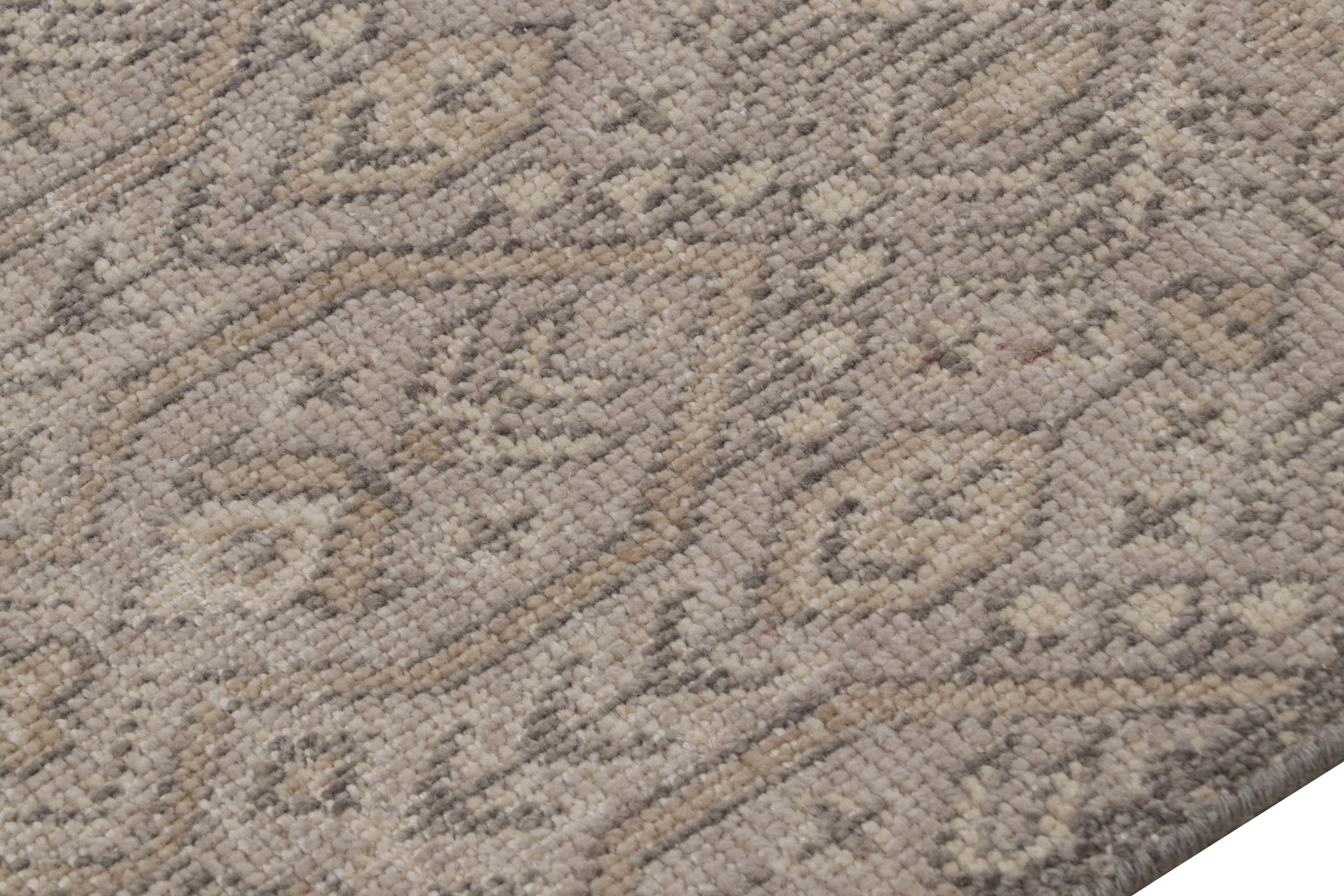 Alfombra contemporánea de Rug & Kilim con motivos geométricos en beige, gris y azul Anudado a mano en venta