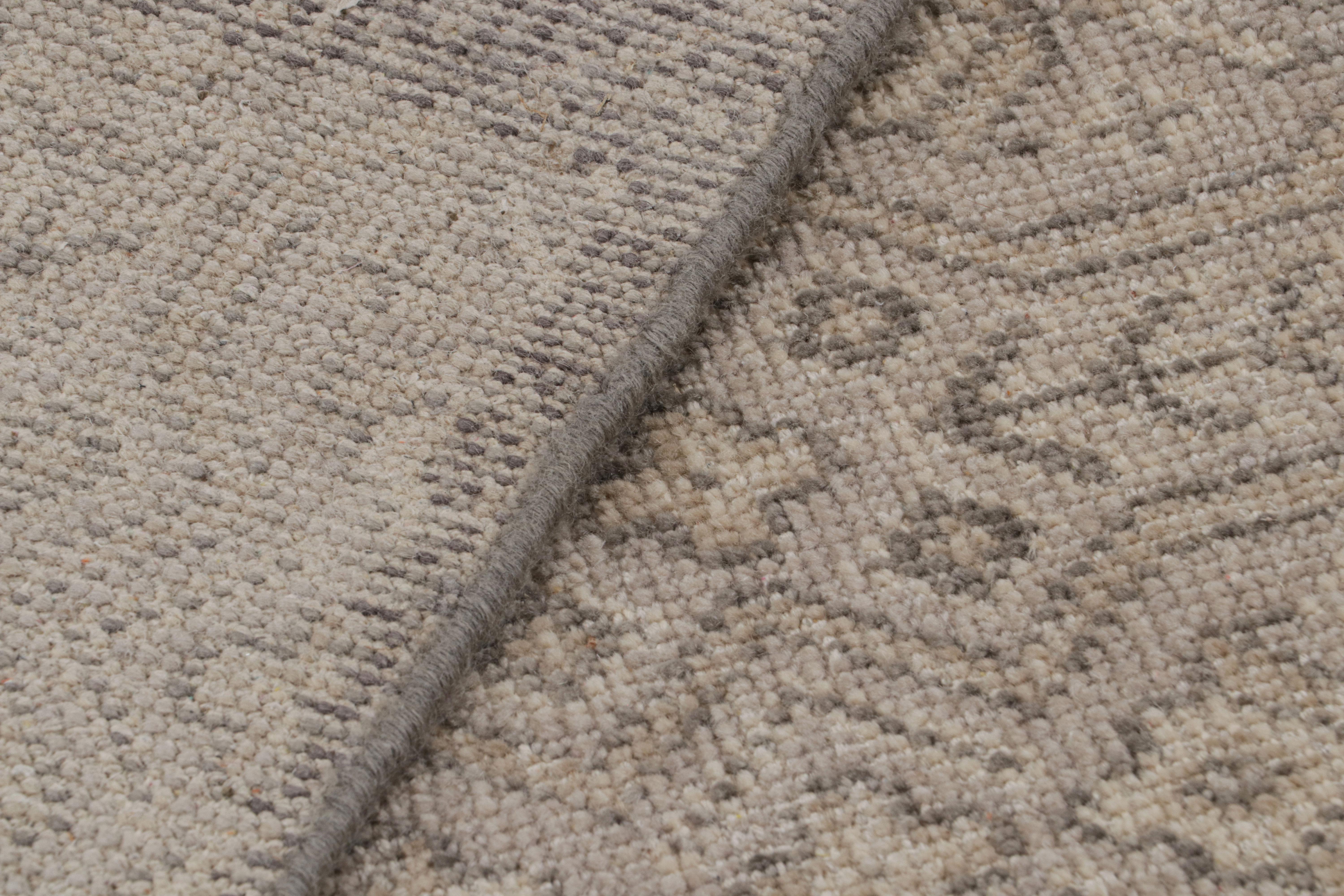 Alfombra contemporánea de Rug & Kilim con motivos geométricos en beige, gris y azul Siglo XXI y contemporáneo en venta