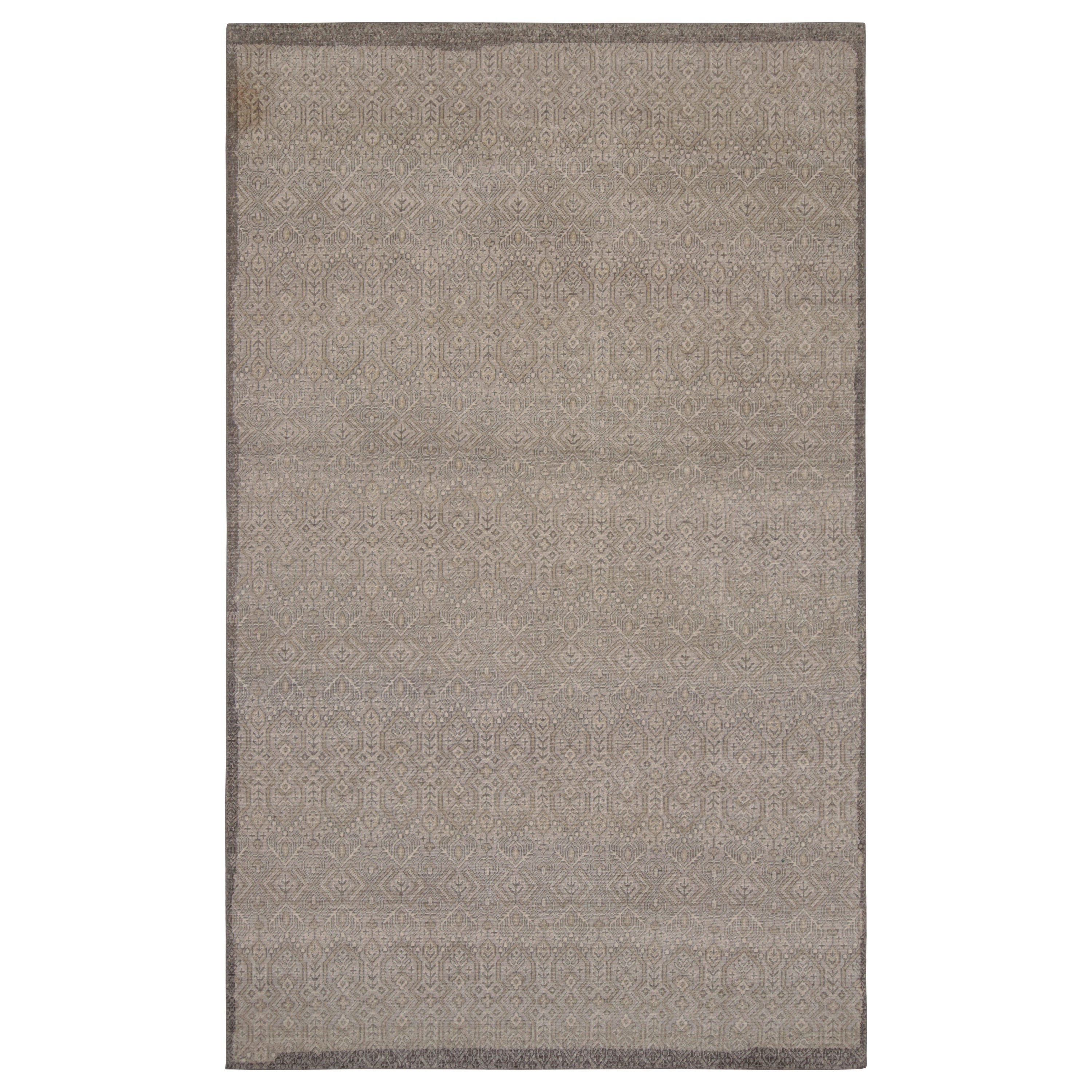 Rug & Kilim: Tappeto contemporaneo con motivi geometrici beige, grigi e blu