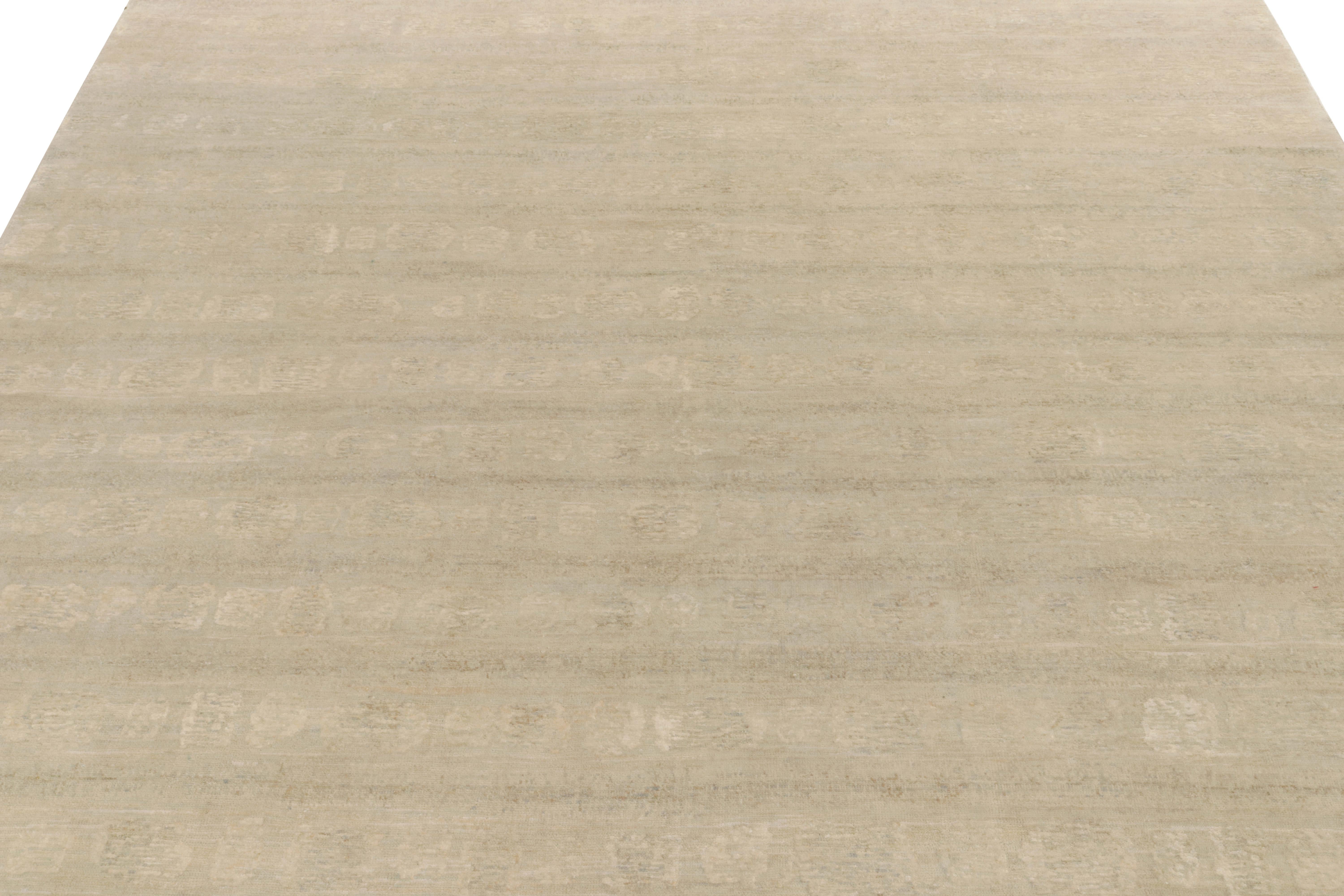 Annodato a mano Rug & Kilim è un tappeto contemporaneo a strisce beige e grigie. in vendita