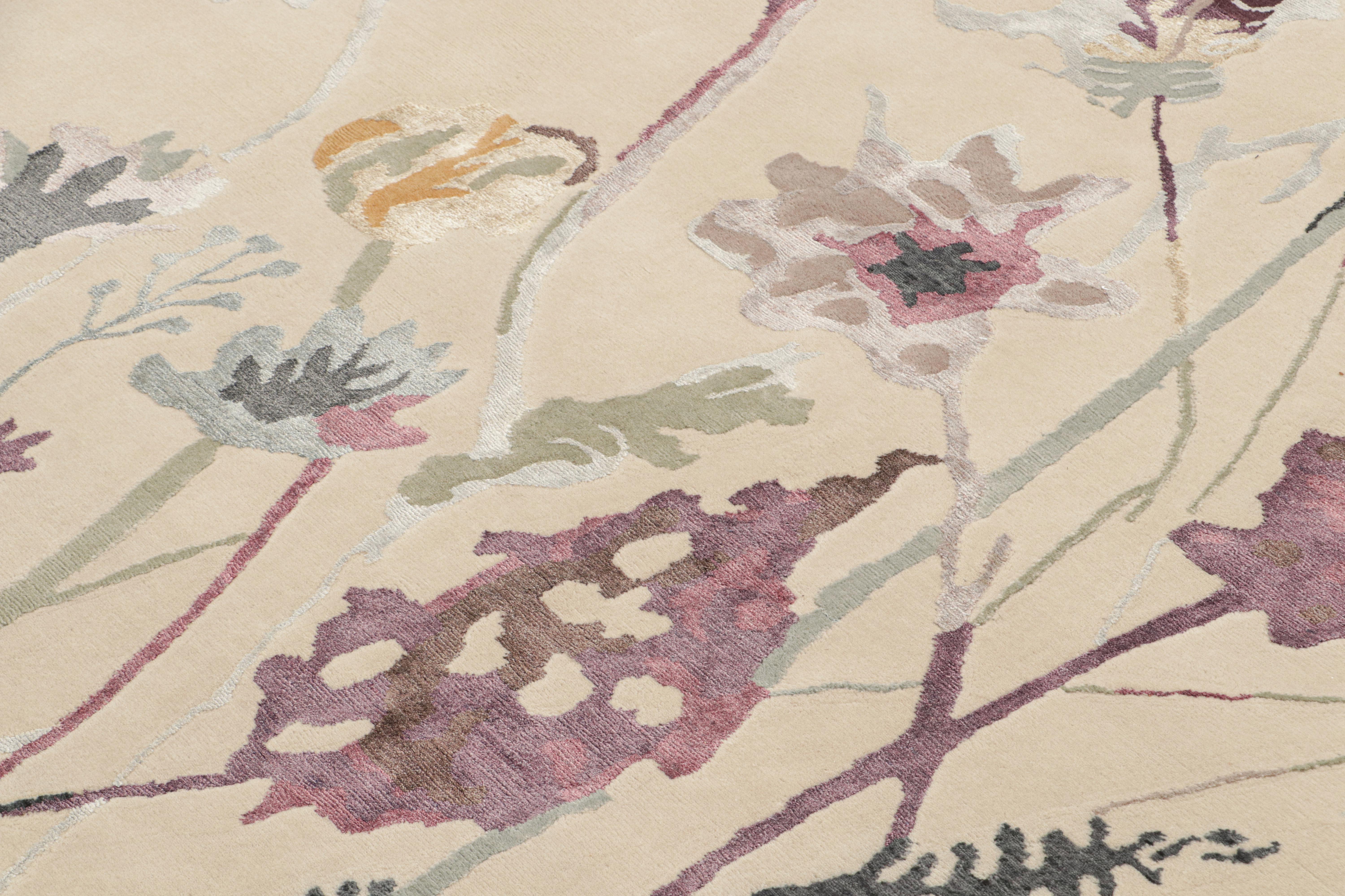 Indien Rug & Kilim's Contemporary Rug in Beige with Grey and Purple Floral Pattern (Tapis contemporain en beige avec motif floral gris et violet) en vente