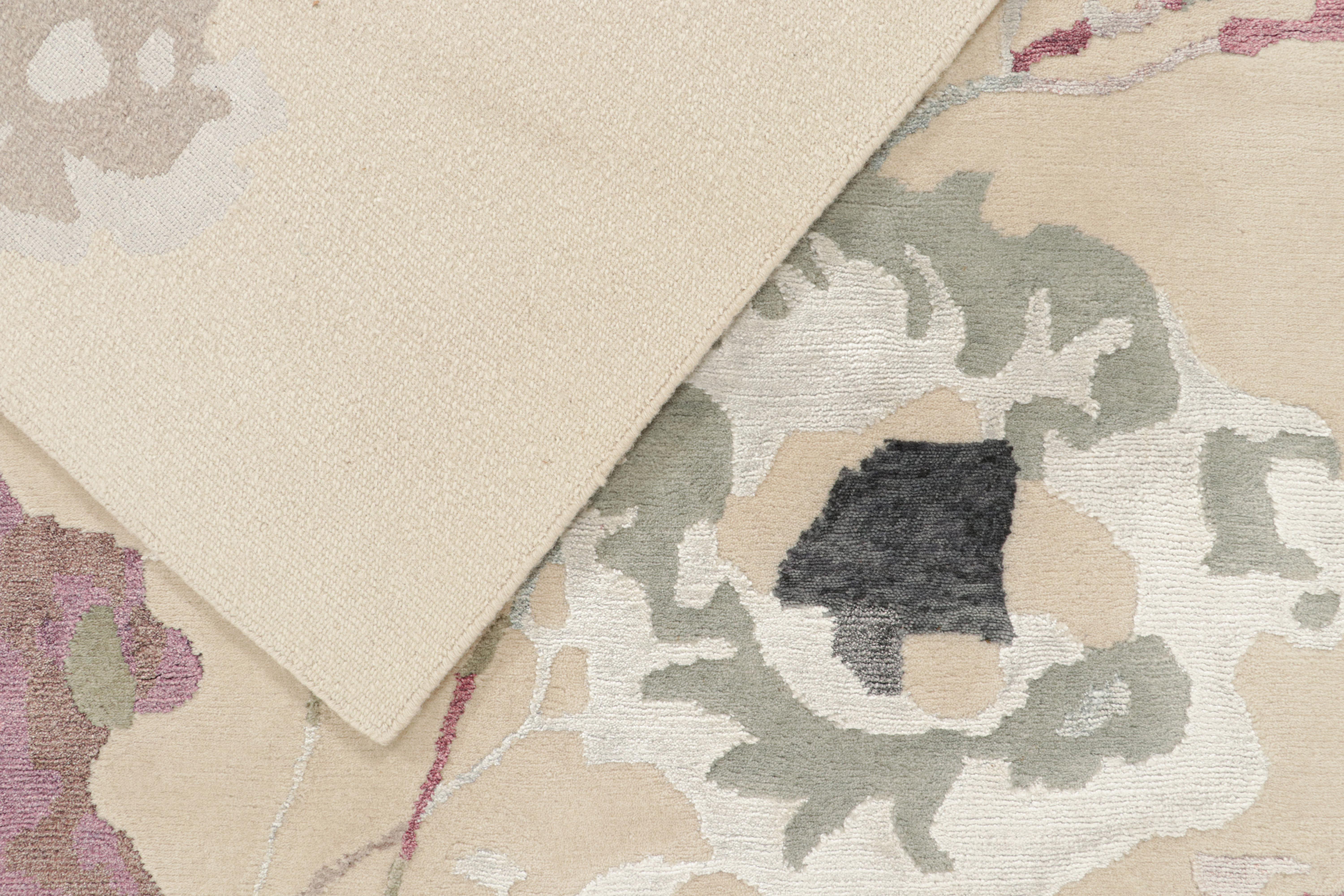 XXIe siècle et contemporain Rug & Kilim's Contemporary Rug in Beige with Grey and Purple Floral Pattern (Tapis contemporain en beige avec motif floral gris et violet) en vente