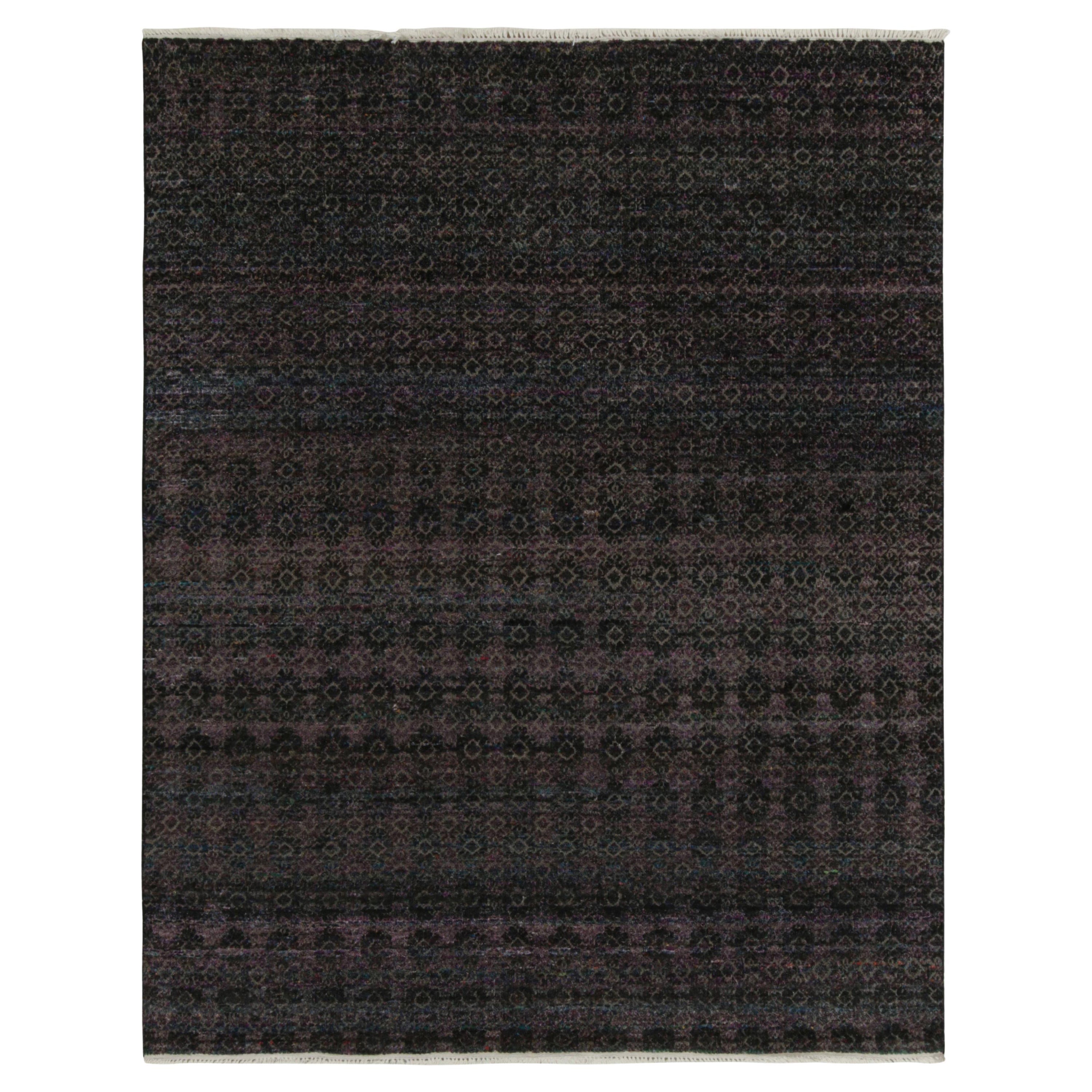 Alfombra contemporánea de Rug & Kilim con motivos geométricos en negro, azul y morado