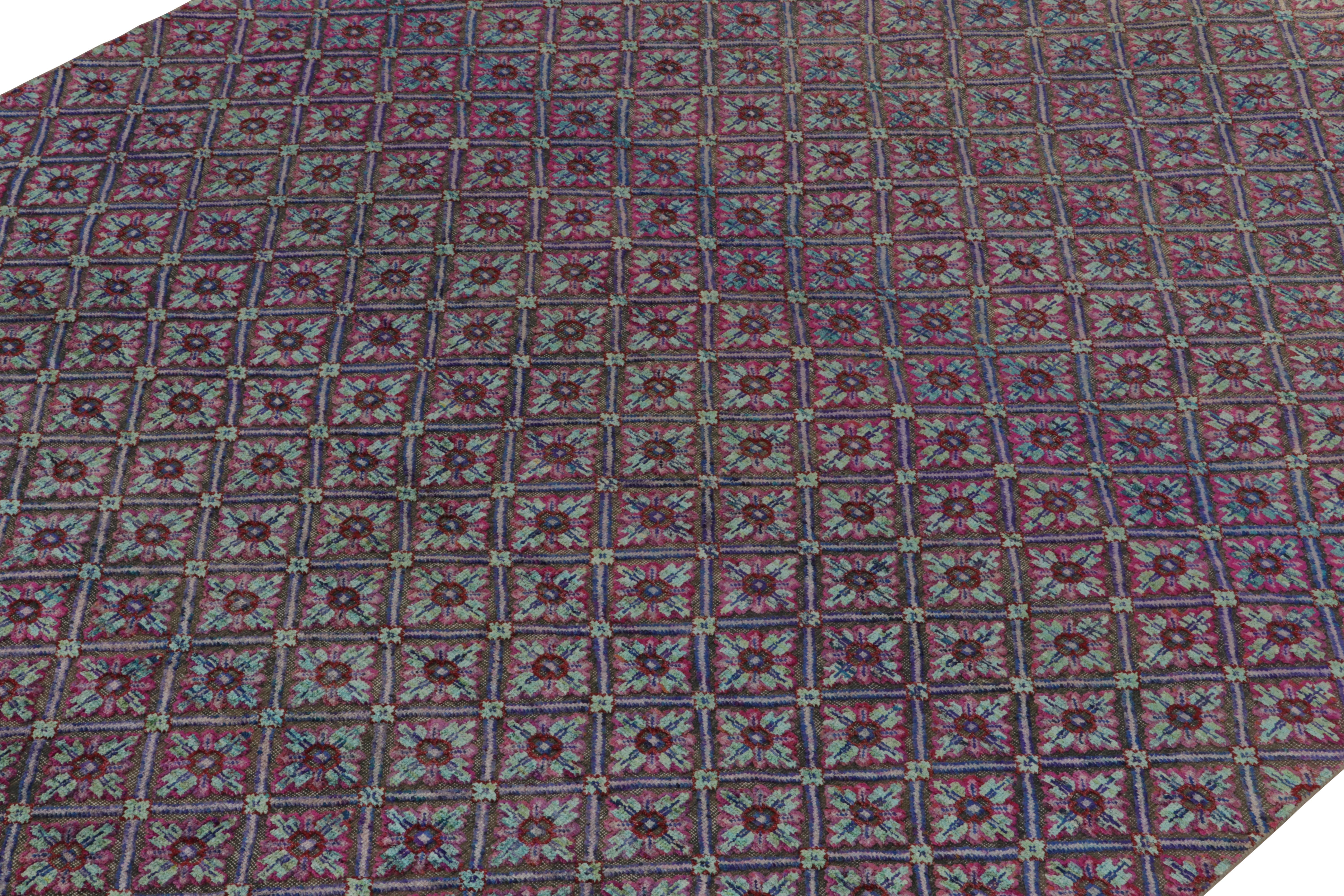 Rug & Kilim's Contemporary Teppich in Blau, Rosa und Rot mit Gittermuster (Indisch) im Angebot