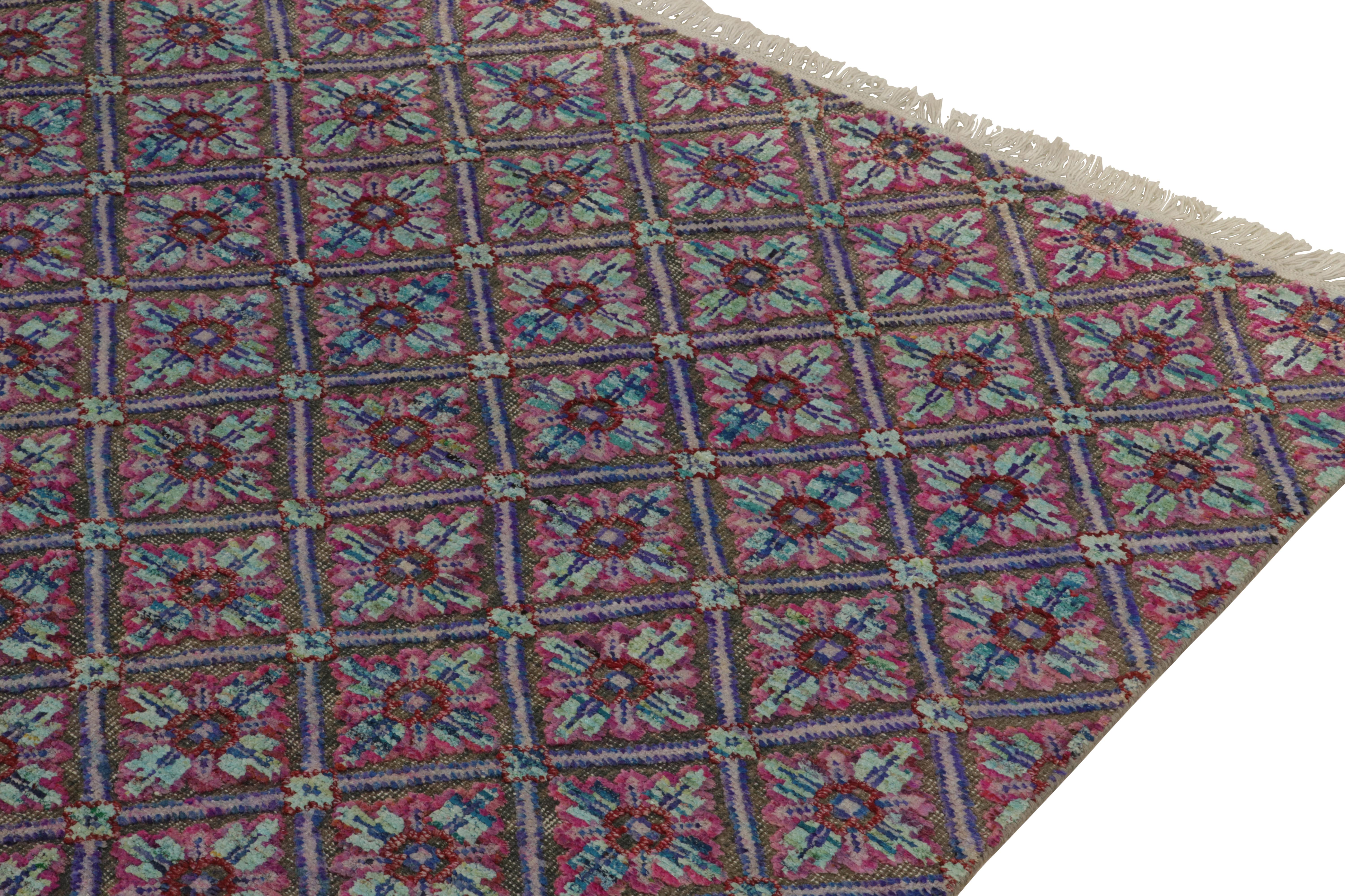 Rug & Kilim's Contemporary Teppich in Blau, Rosa und Rot mit Gittermuster (Handgeknüpft) im Angebot