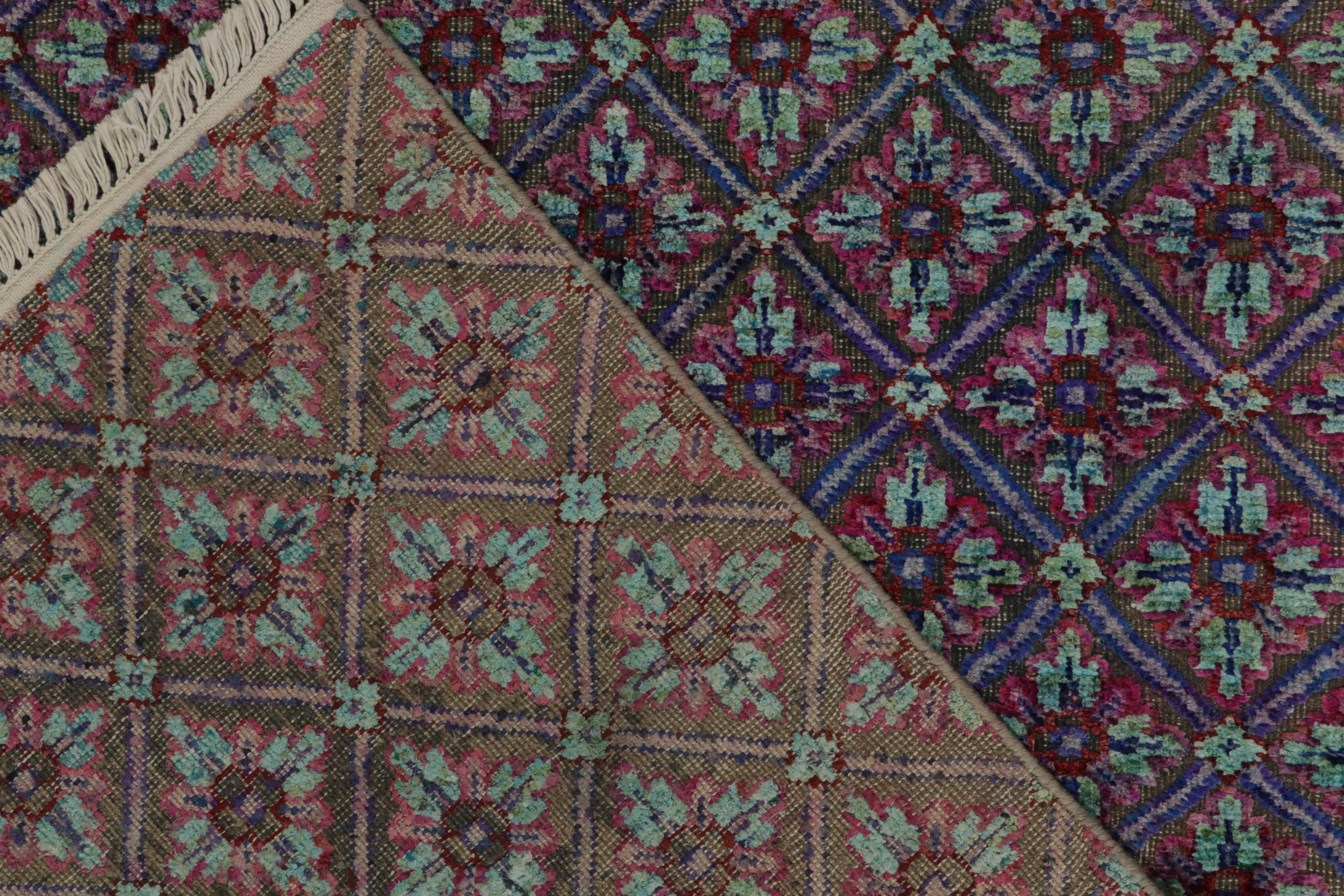 Rug & Kilim's Contemporary Teppich in Blau, Rosa und Rot mit Gittermuster (21. Jahrhundert und zeitgenössisch) im Angebot