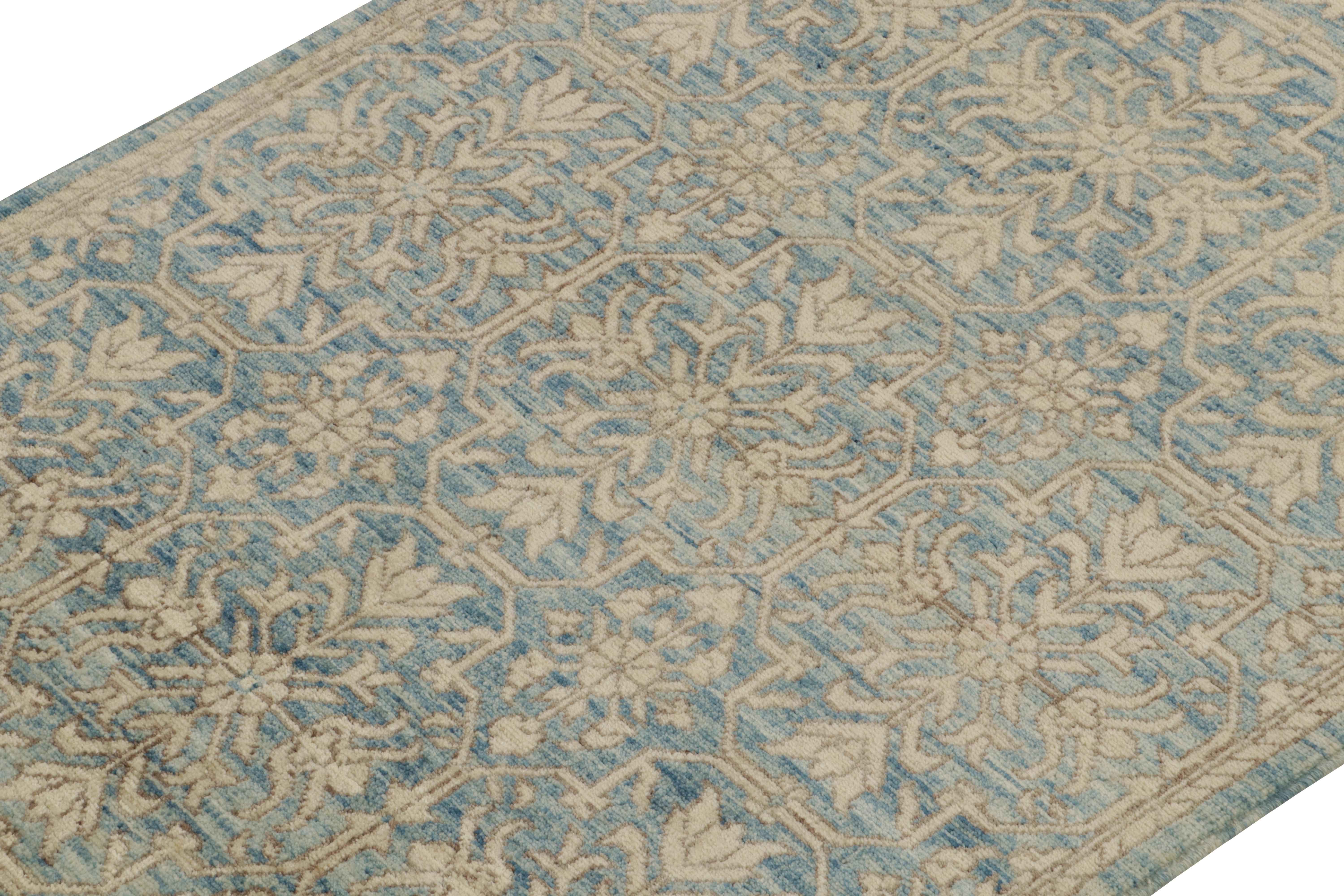 Rug & Kilim's Contemporary Teppich in Blau mit braun-beigefarbenen Blumenmustern (Afghanisch) im Angebot