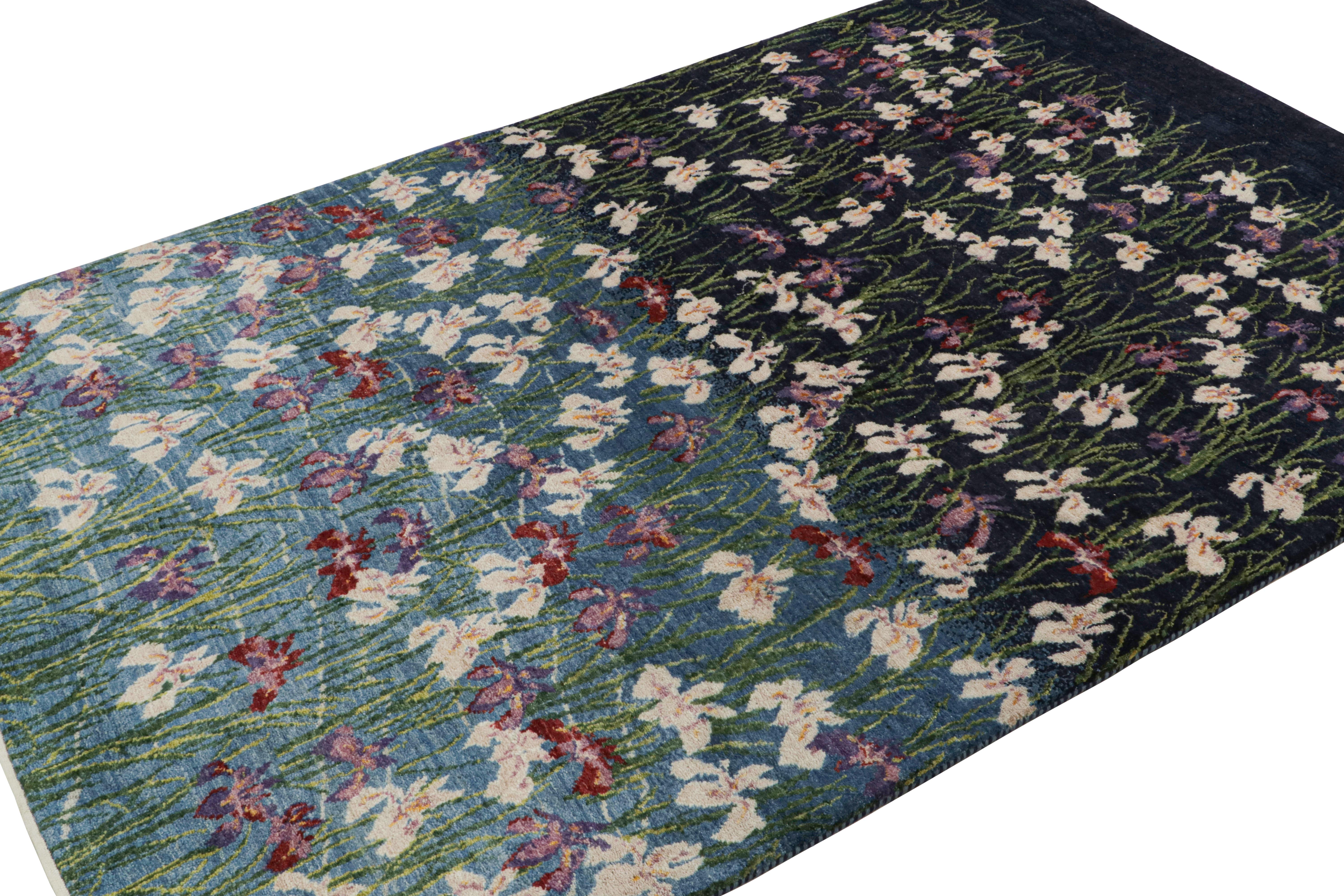 Noué à la main en laine, ce tapis contemporain de 5x7 s'inspire de motifs botaniques, où un mélange de bleus et de motifs floraux donne l'impression d'un étang ou d'un marais la nuit.

Sur le Design : 

Les yeux attentifs admireront un jeu naturel