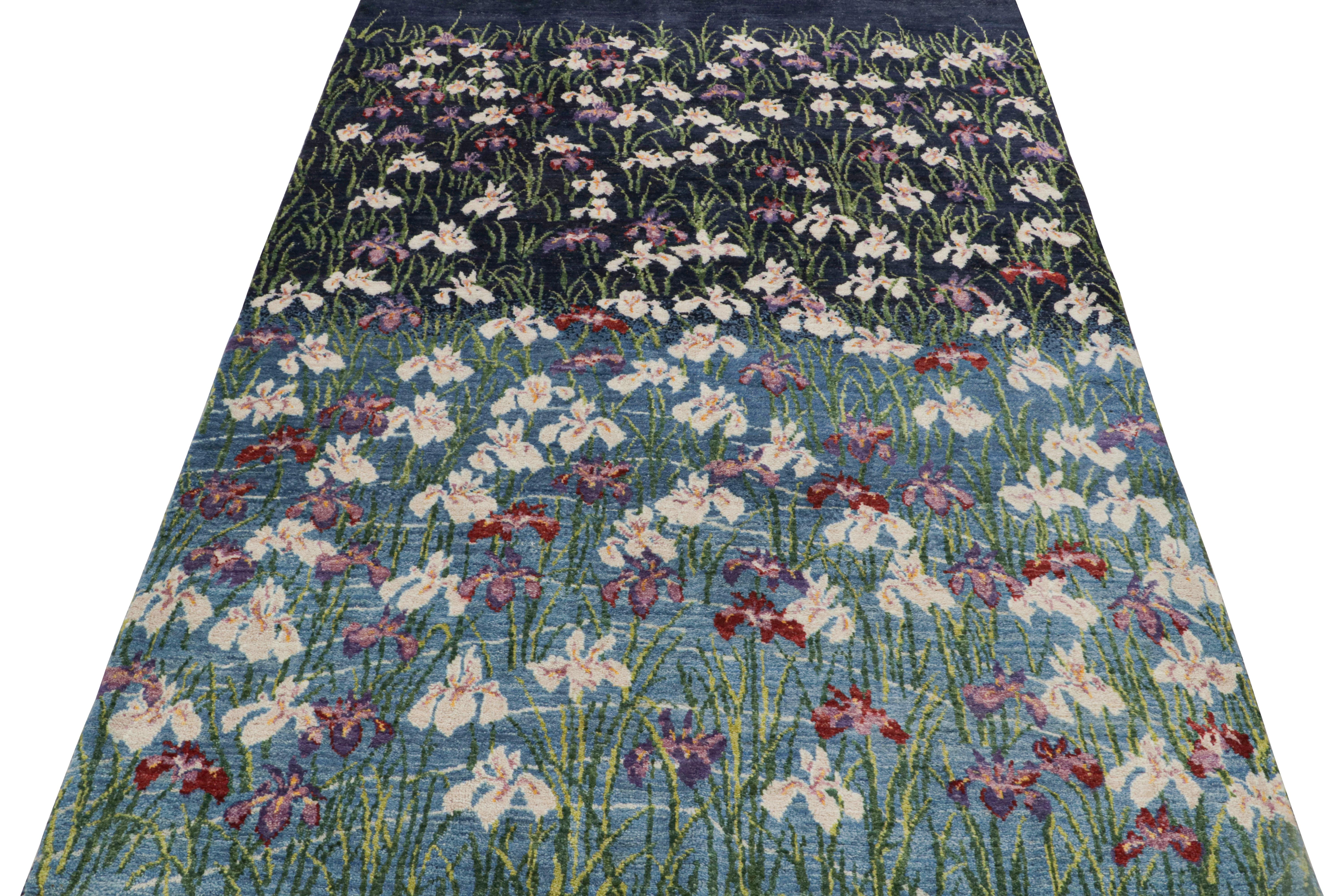Moderne Rug & Kilim's Contemporary Rug in Blue with Floral Patterns (tapis contemporain bleu à motifs floraux) en vente